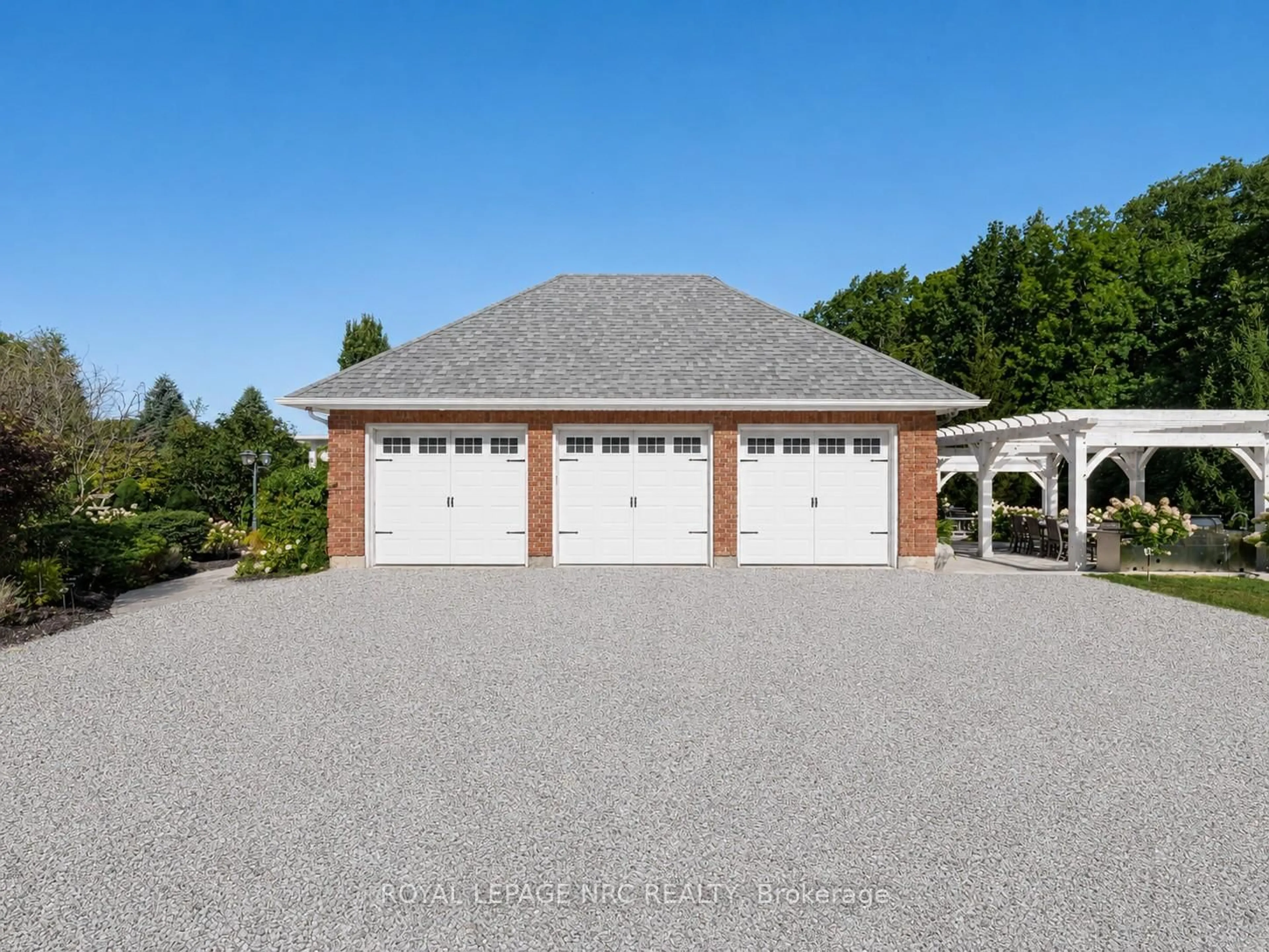 Indoor garage for 2960 Holland Rd, Pelham Ontario L2V 5K7