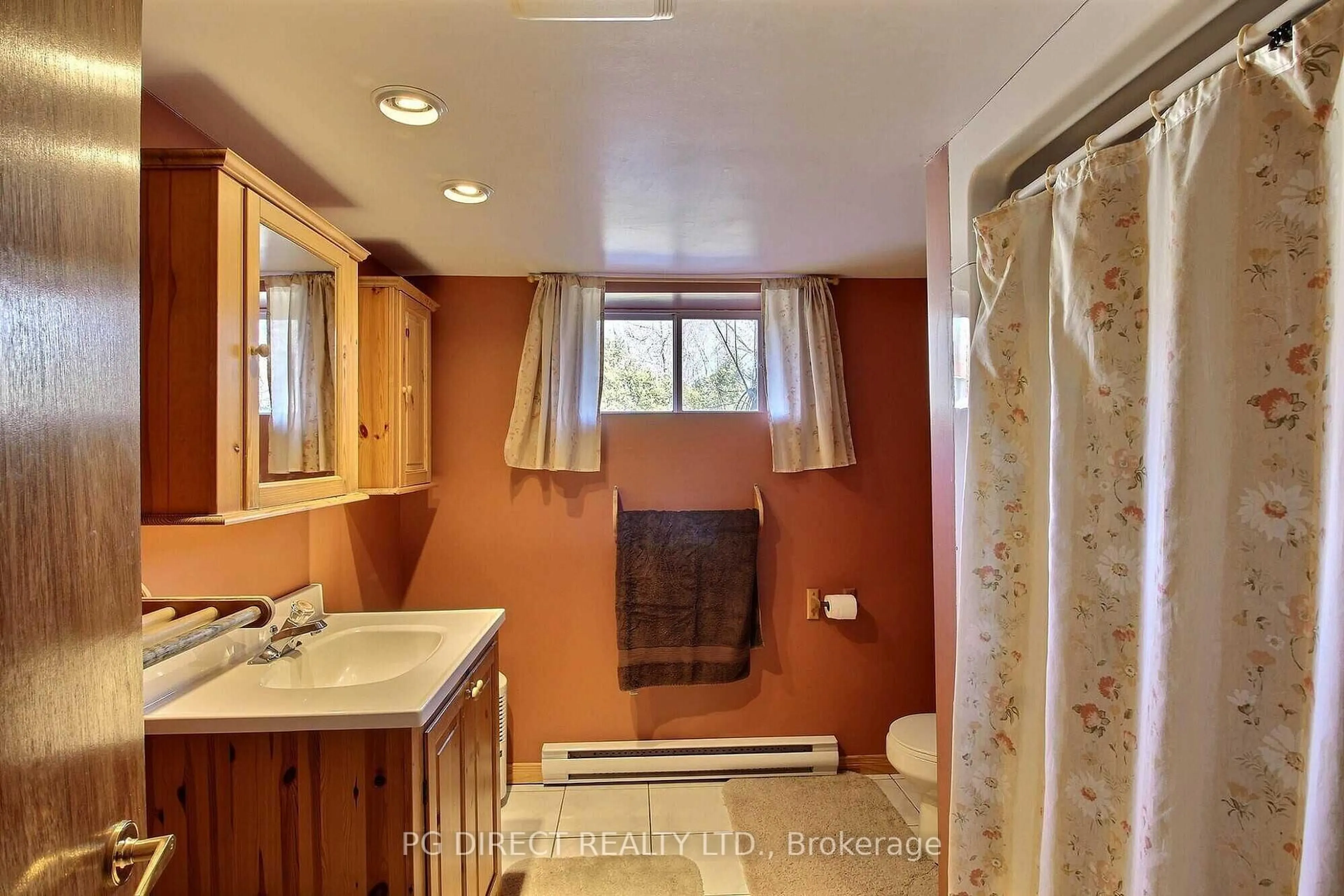 Standard bathroom, ceramic/tile floor for 18824 Glen Rd, South Glengarry Ontario K0C 2J0