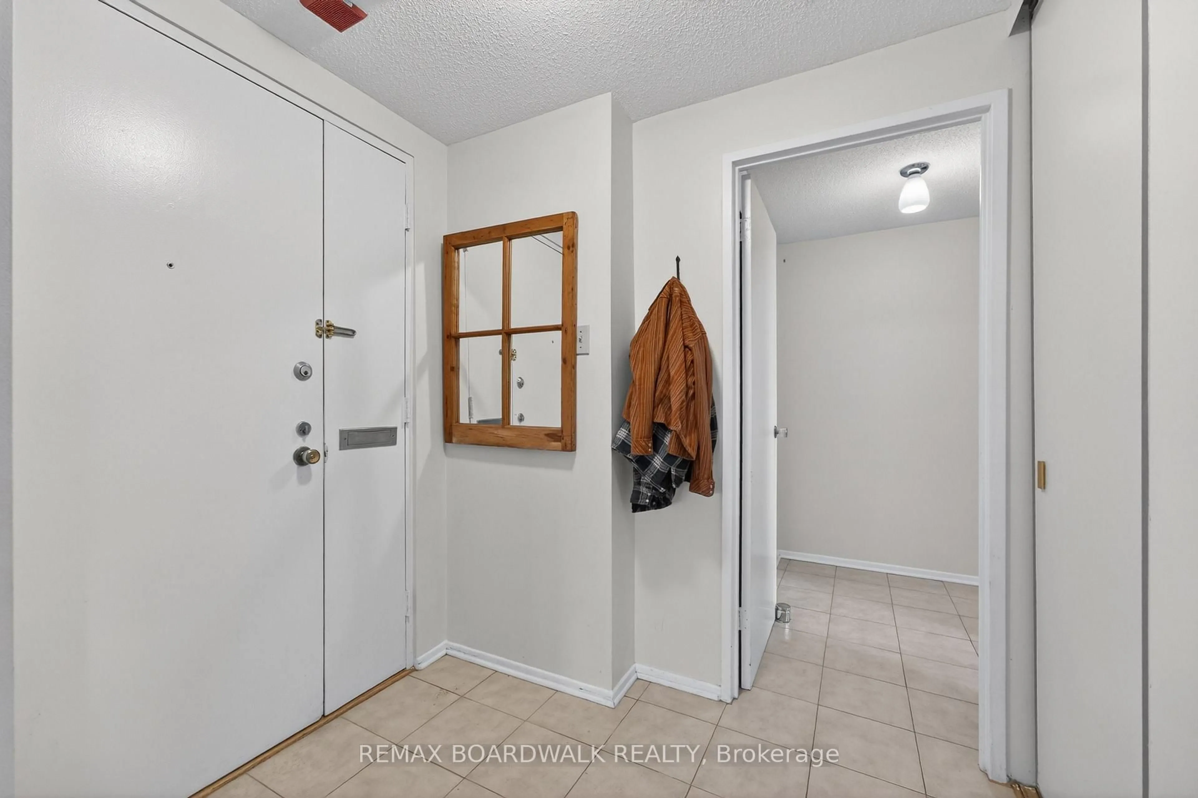 Indoor entryway for 1356 Meadowlands Dr #308, Ottawa Ontario K2E 6K6