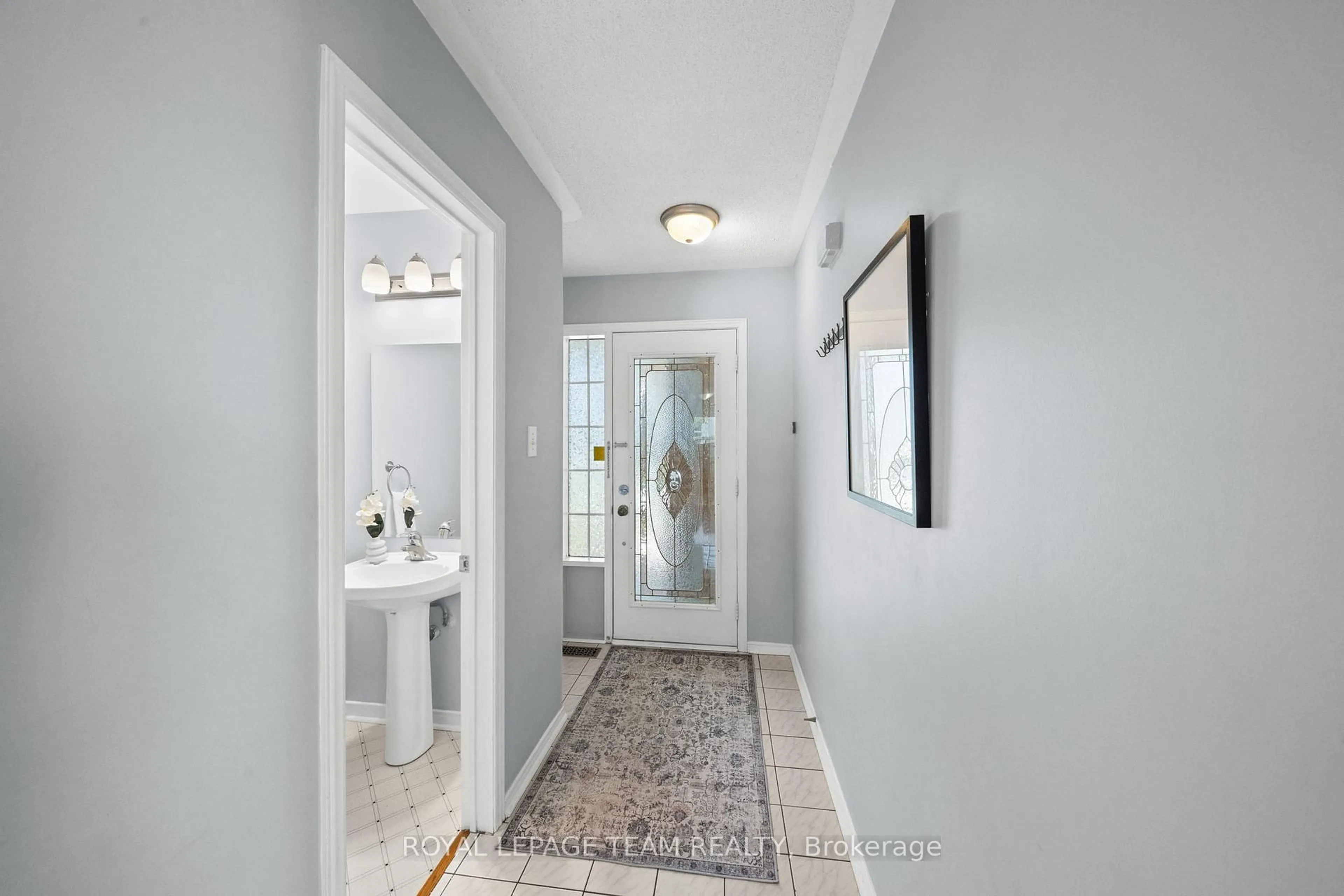 Indoor entryway for 2 Ipswich Terr, Ottawa Ontario K2K 2R5