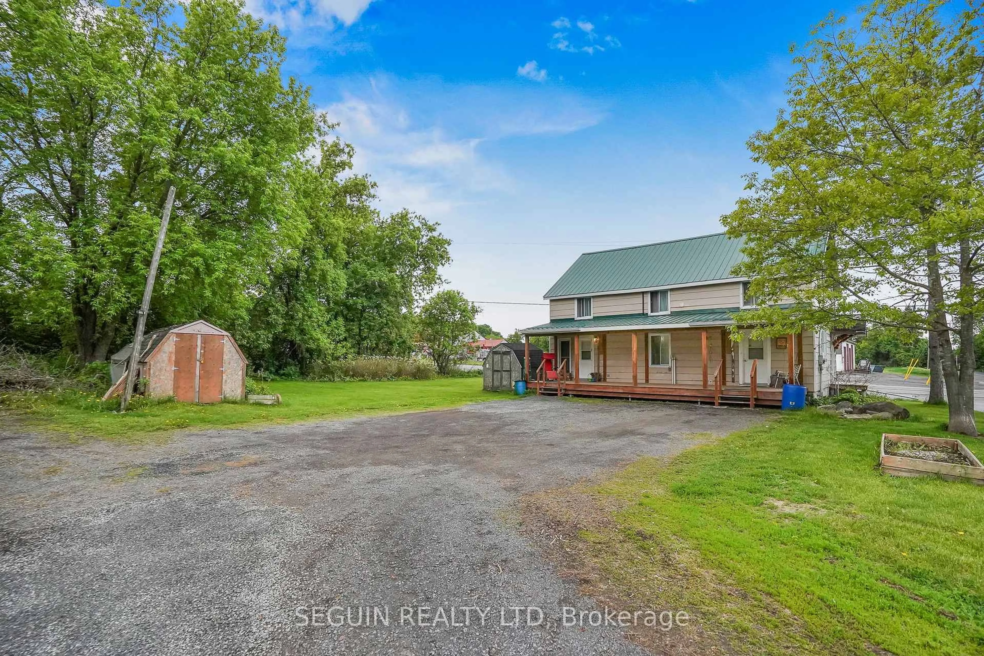 A pic from outside/outdoor area/front of a property/back of a property/a pic from drone, unknown for 1050 Greenlane Rd, Champlain Ontario K6A 0C4