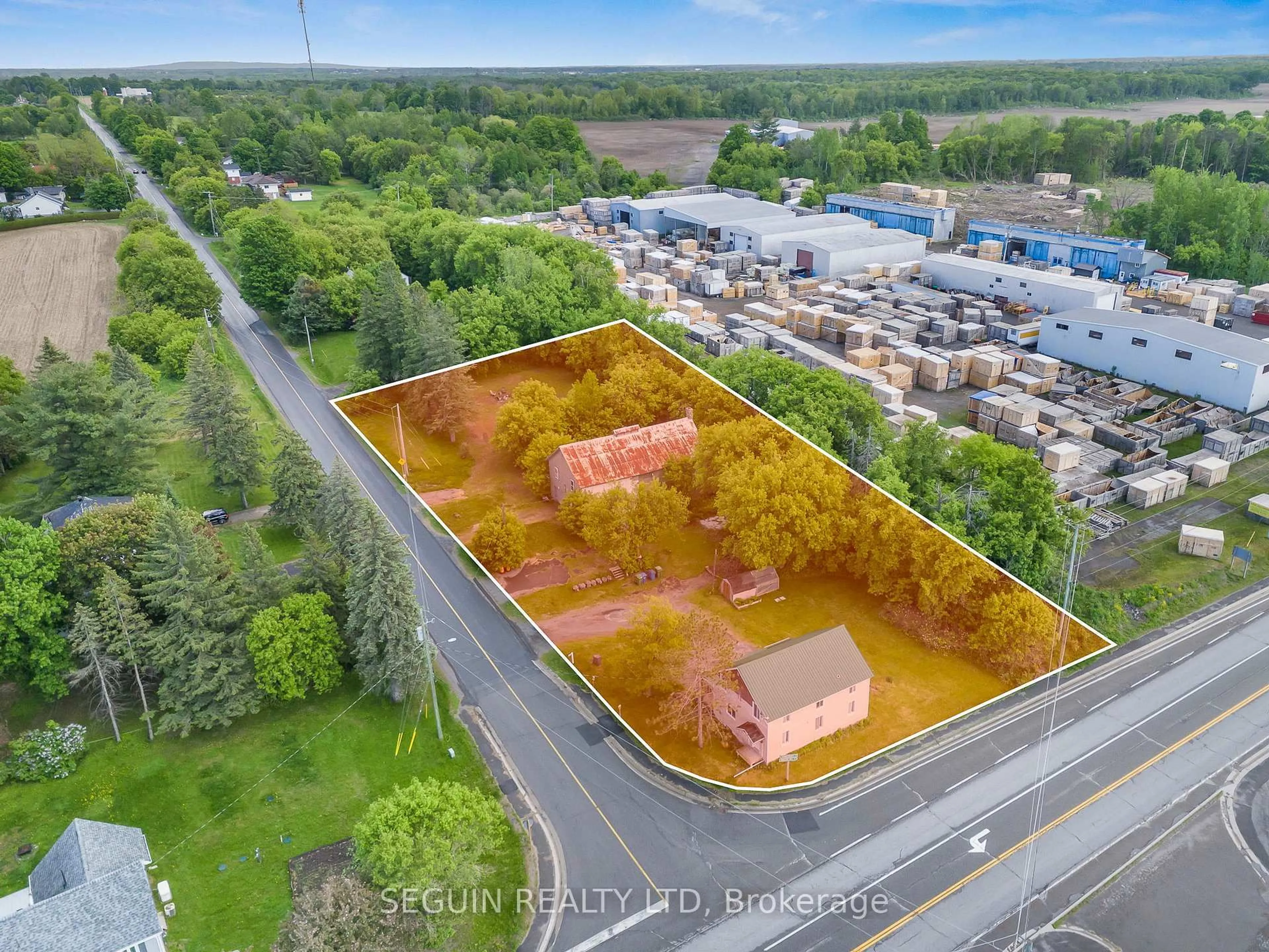 A pic from outside/outdoor area/front of a property/back of a property/a pic from drone, building for 1050 Greenlane Rd, Champlain Ontario K6A 0C4