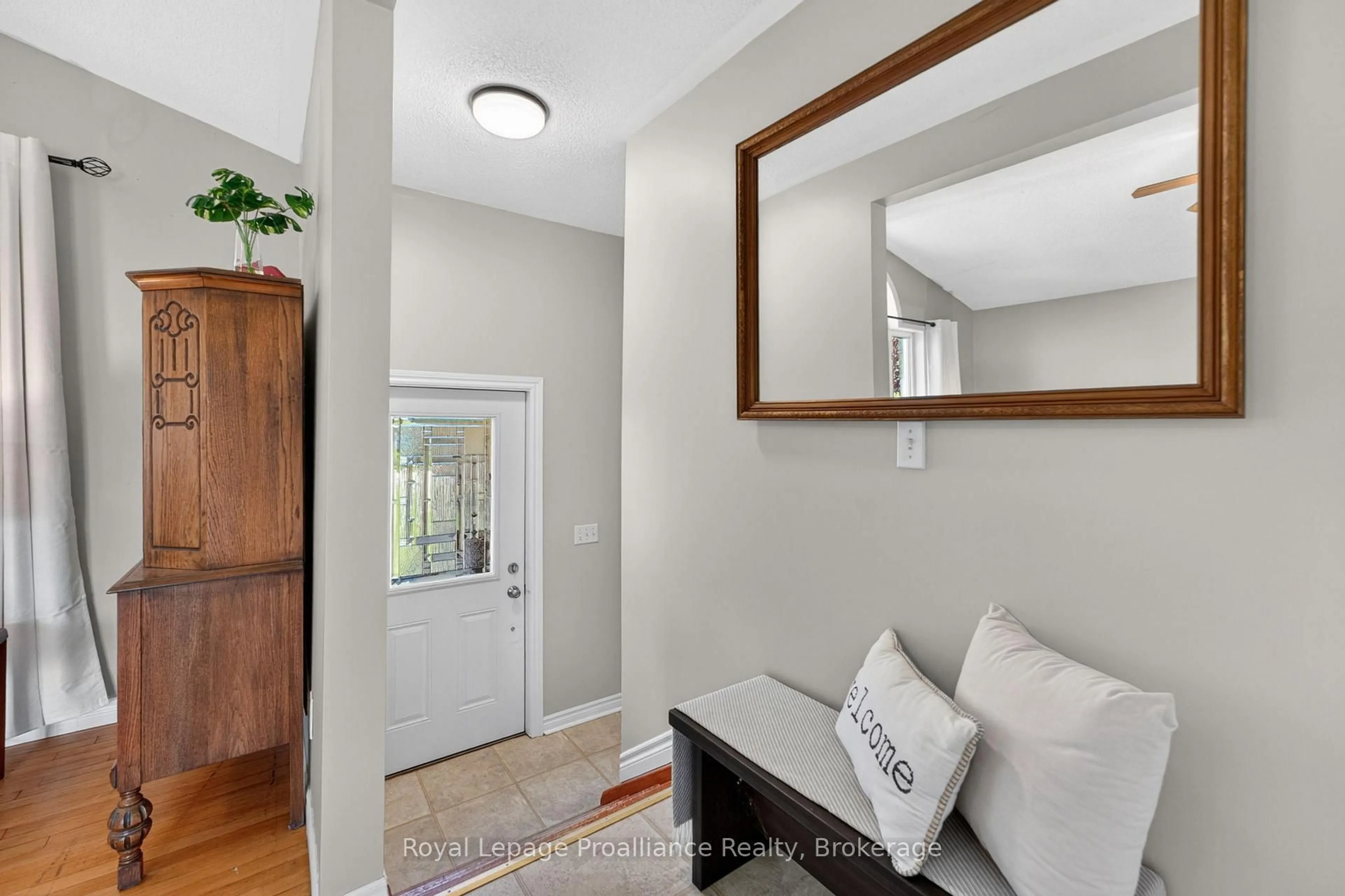 Indoor entryway for 112 Huycks Bay Rd, Prince Edward County Ontario K0K 3L0