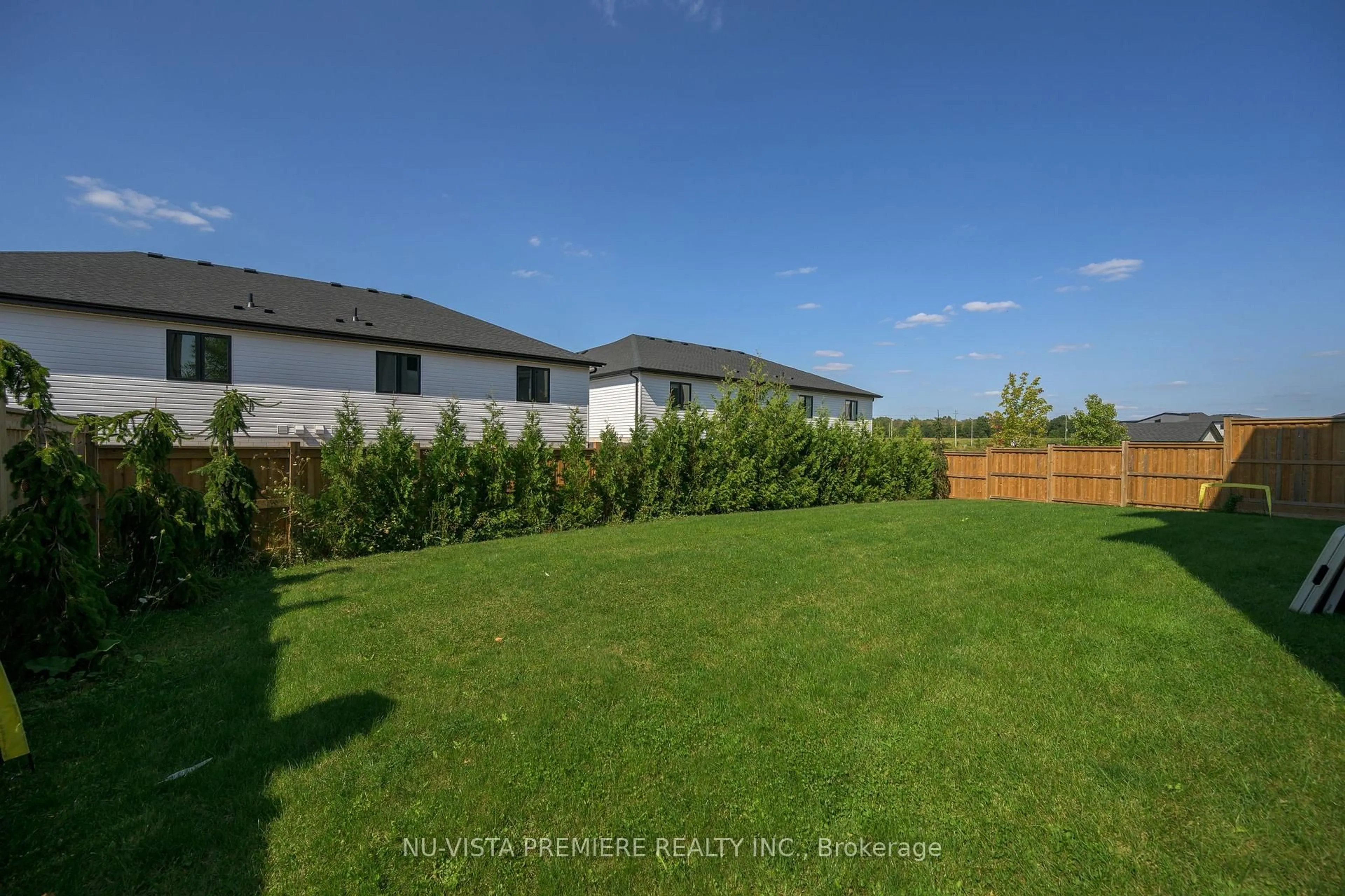 A pic from outside/outdoor area/front of a property/back of a property/a pic from drone, unknown for 7501 Silver Creek Cres, London South Ontario N6P 0A1