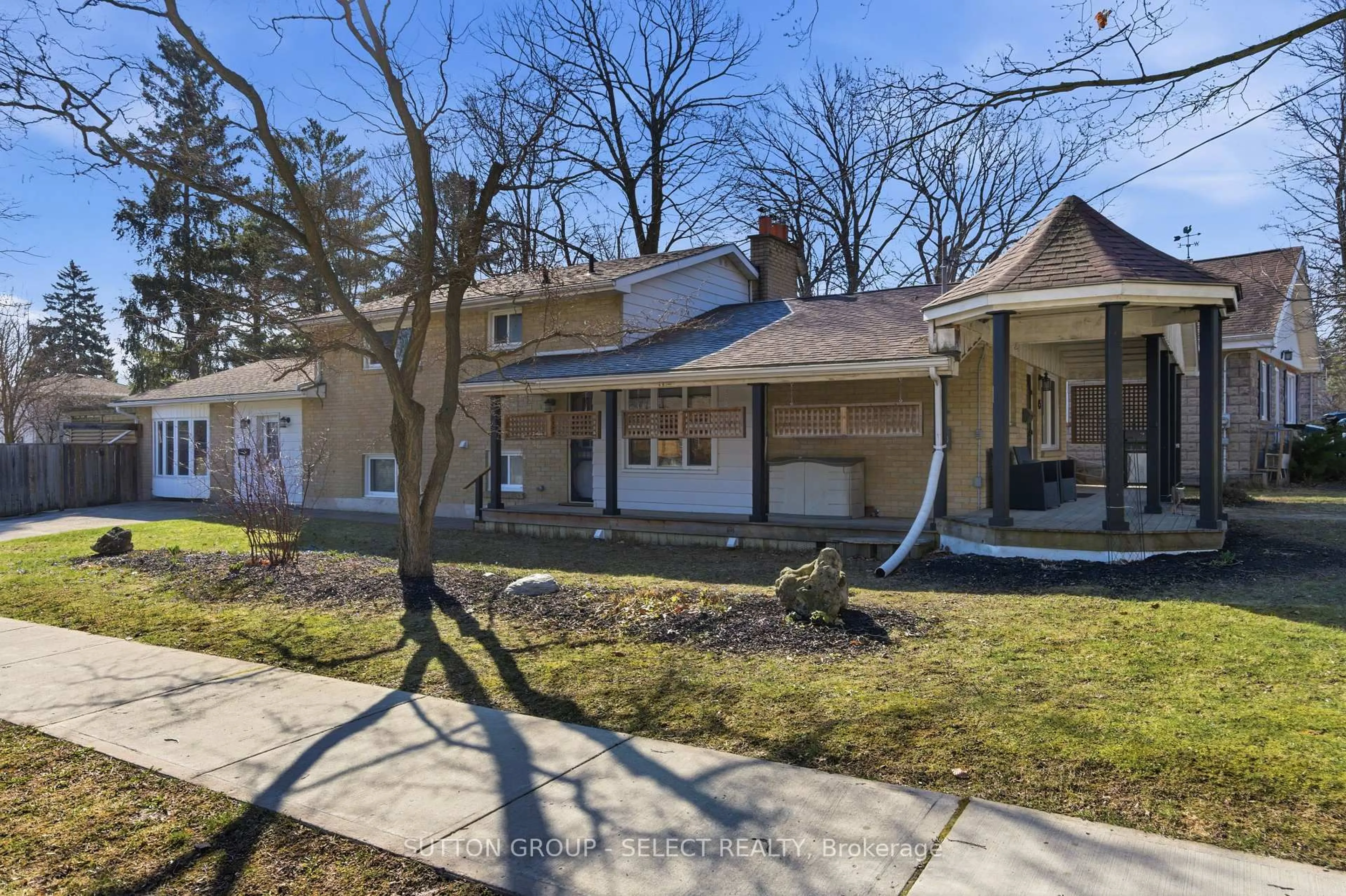 A pic from outside/outdoor area/front of a property/back of a property/a pic from drone, street for 45 Upper Ave, London North Ontario N6H 2L5