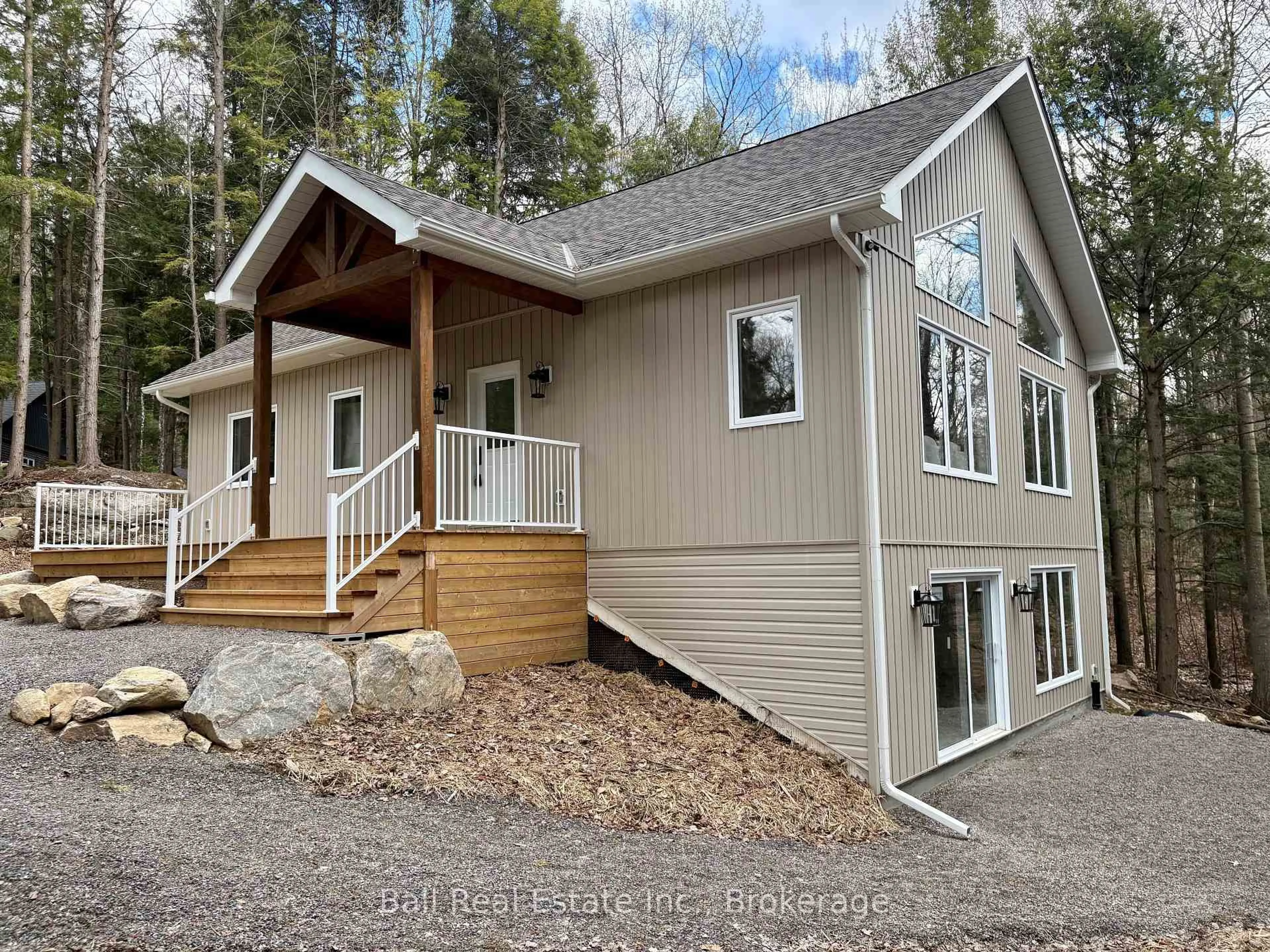 Home with vinyl exterior material, unknown for 180 Lakeview St, Dysart et al Ontario K0M 1S0