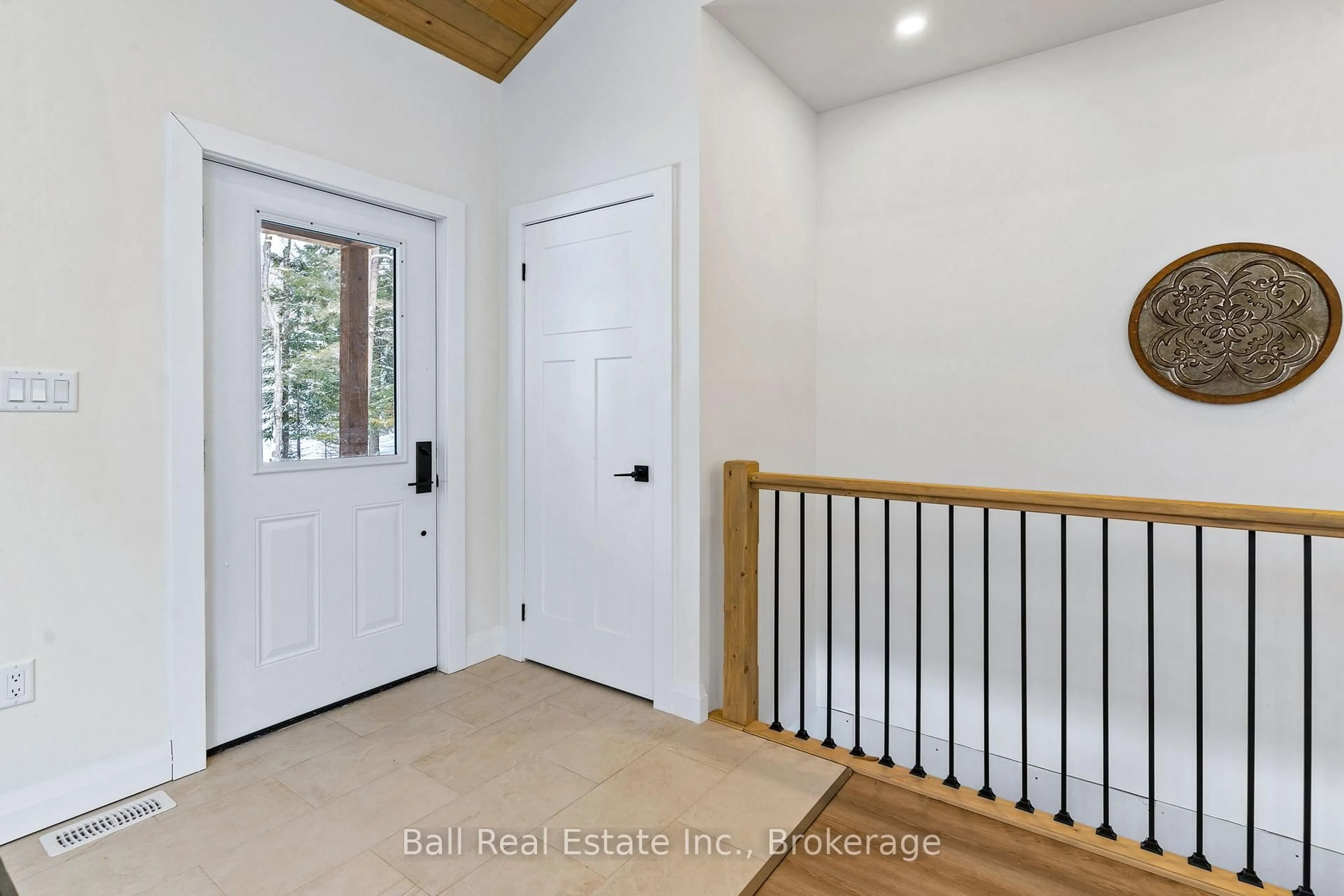 Indoor entryway for 180 Lakeview St, Dysart et al Ontario K0M 1S0