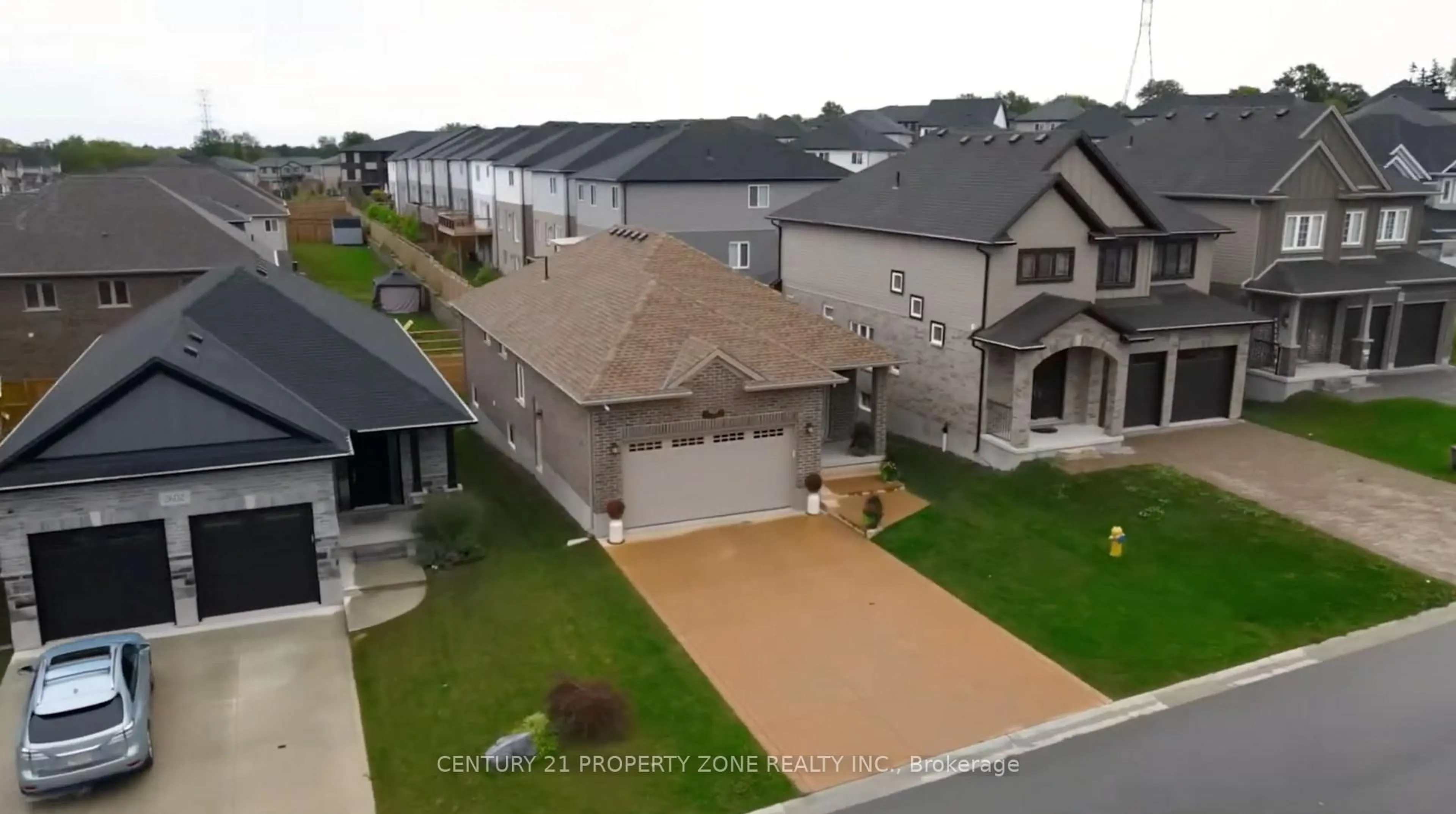 A pic from outside/outdoor area/front of a property/back of a property/a pic from drone, street for 2608 SEVEN OAKS Rdge, London South Ontario N6M 0E8