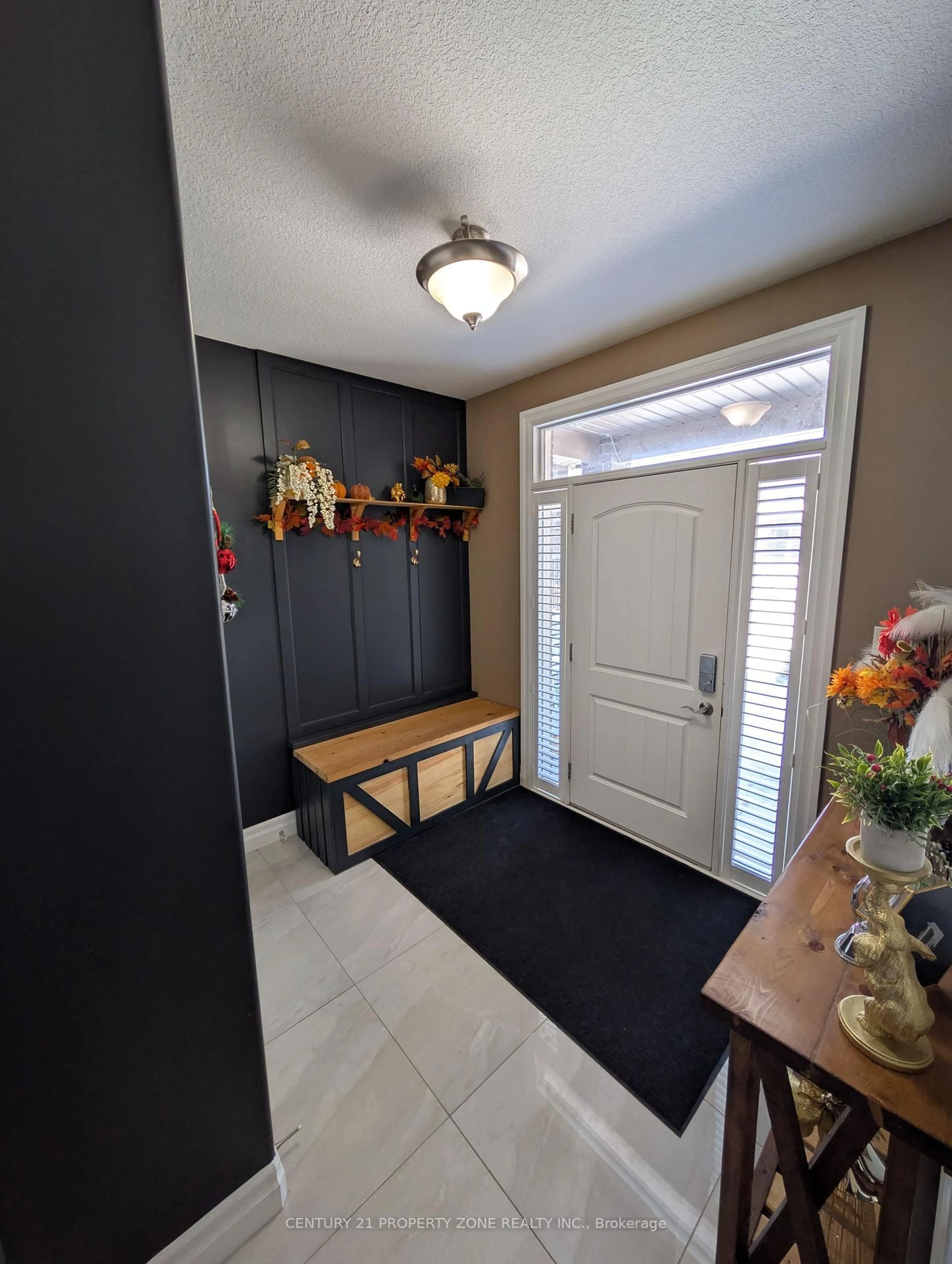 Indoor entryway for 2608 SEVEN OAKS Rdge, London South Ontario N6M 0E8