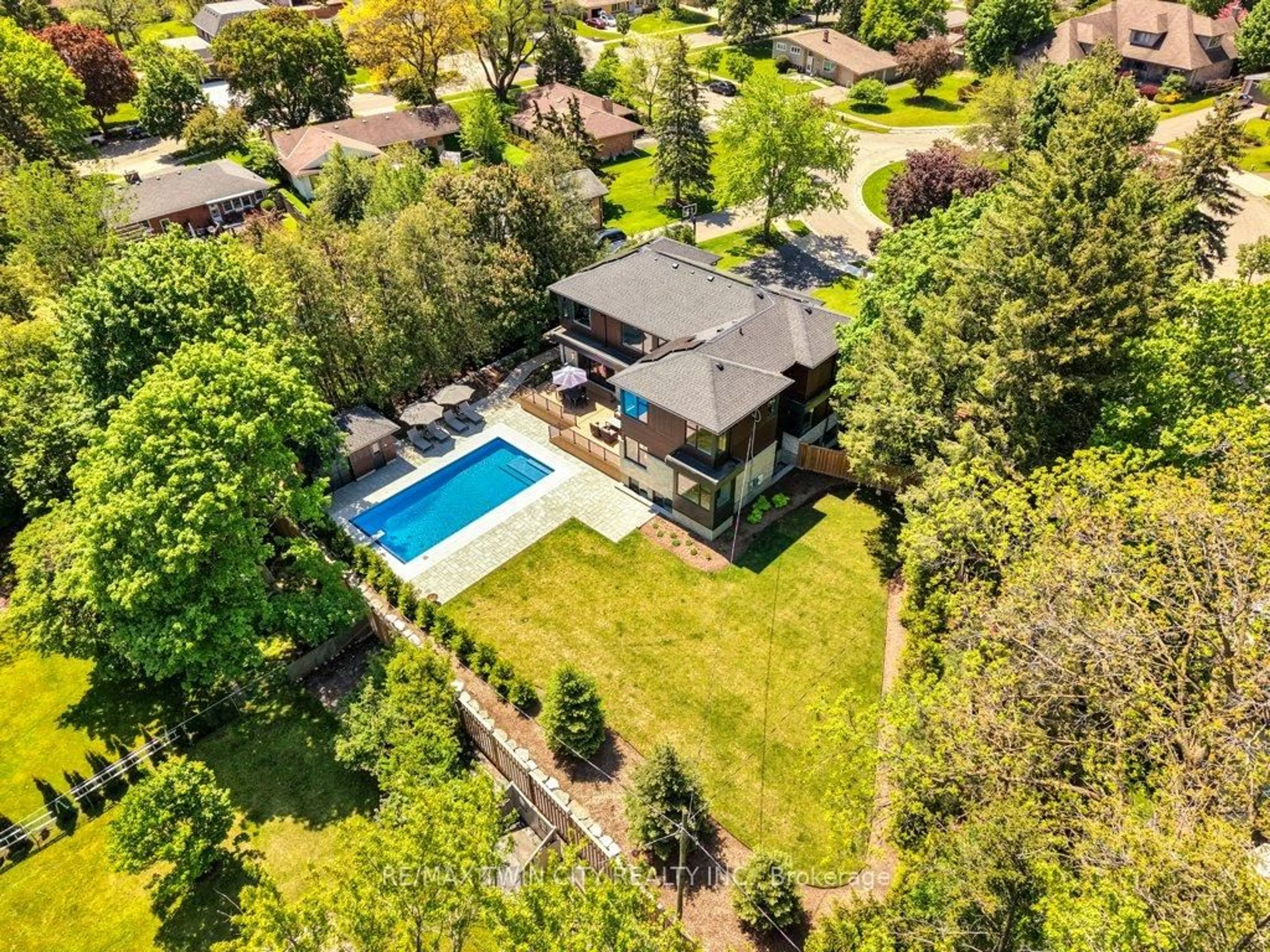 A pic from outside/outdoor area/front of a property/back of a property/a pic from drone, unknown for 26 Golfview Pl, Kitchener Ontario N2M 2Y2