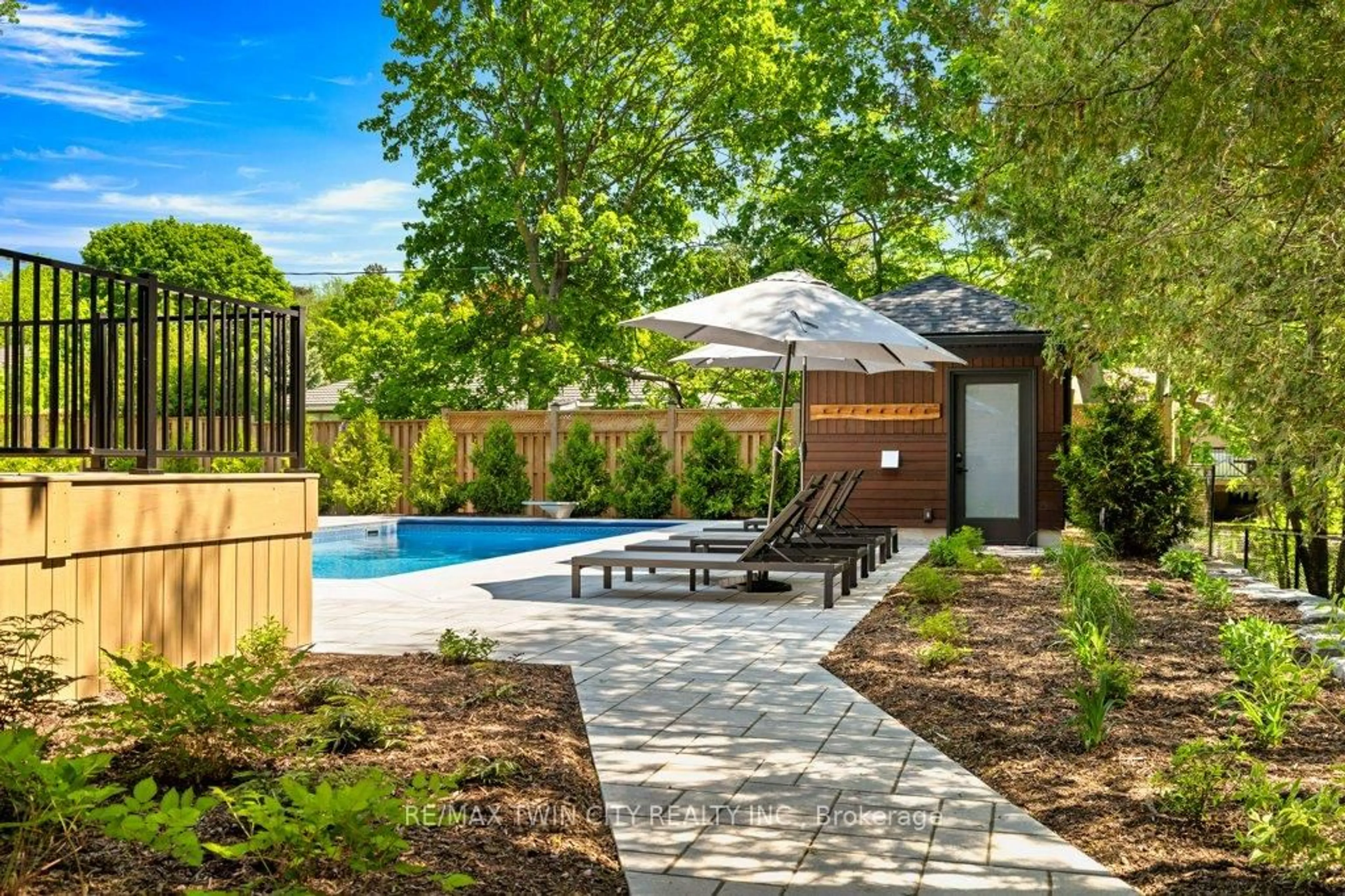 Patio, street for 26 Golfview Pl, Kitchener Ontario N2M 2Y2