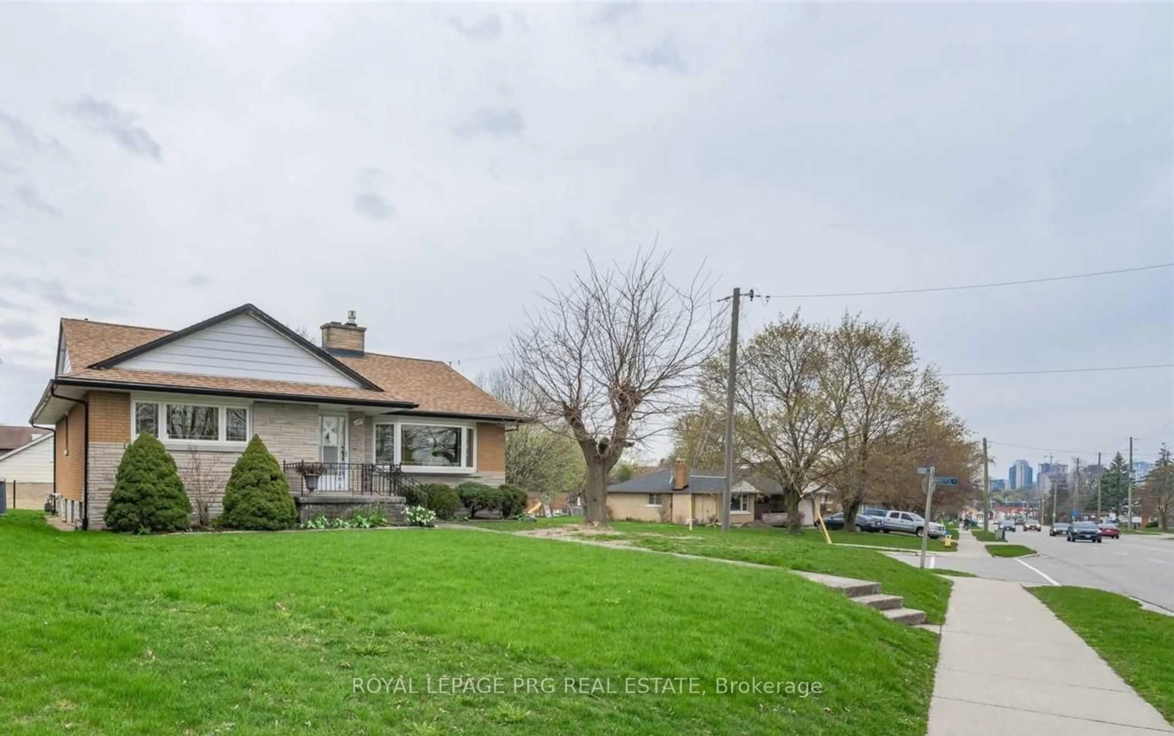 A pic from outside/outdoor area/front of a property/back of a property/a pic from drone, street for 107 Weber St, Waterloo Ontario N2J 2A4