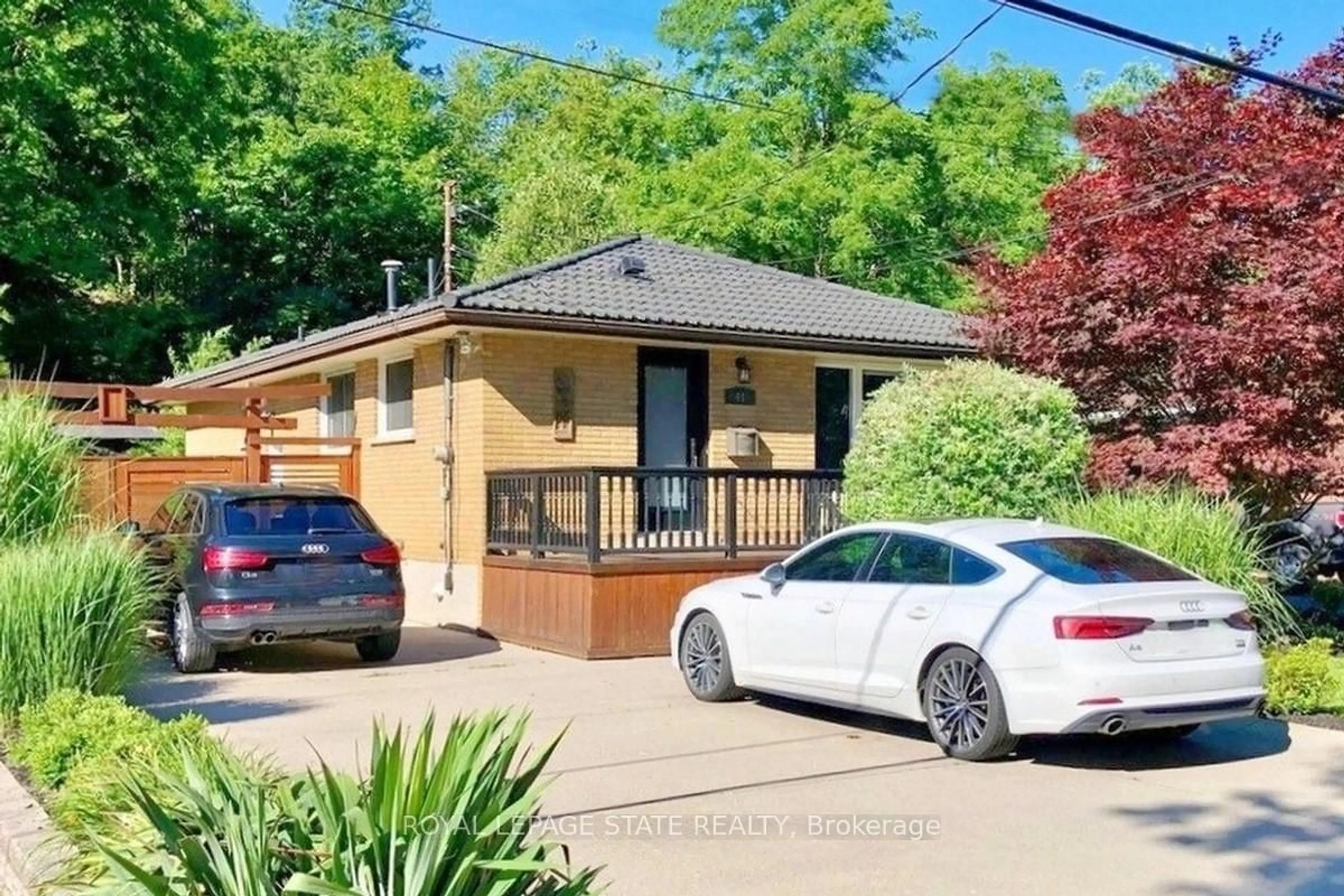 A pic from outside/outdoor area/front of a property/back of a property/a pic from drone, street for 41 Ann St, Hamilton Ontario L9H 2N4