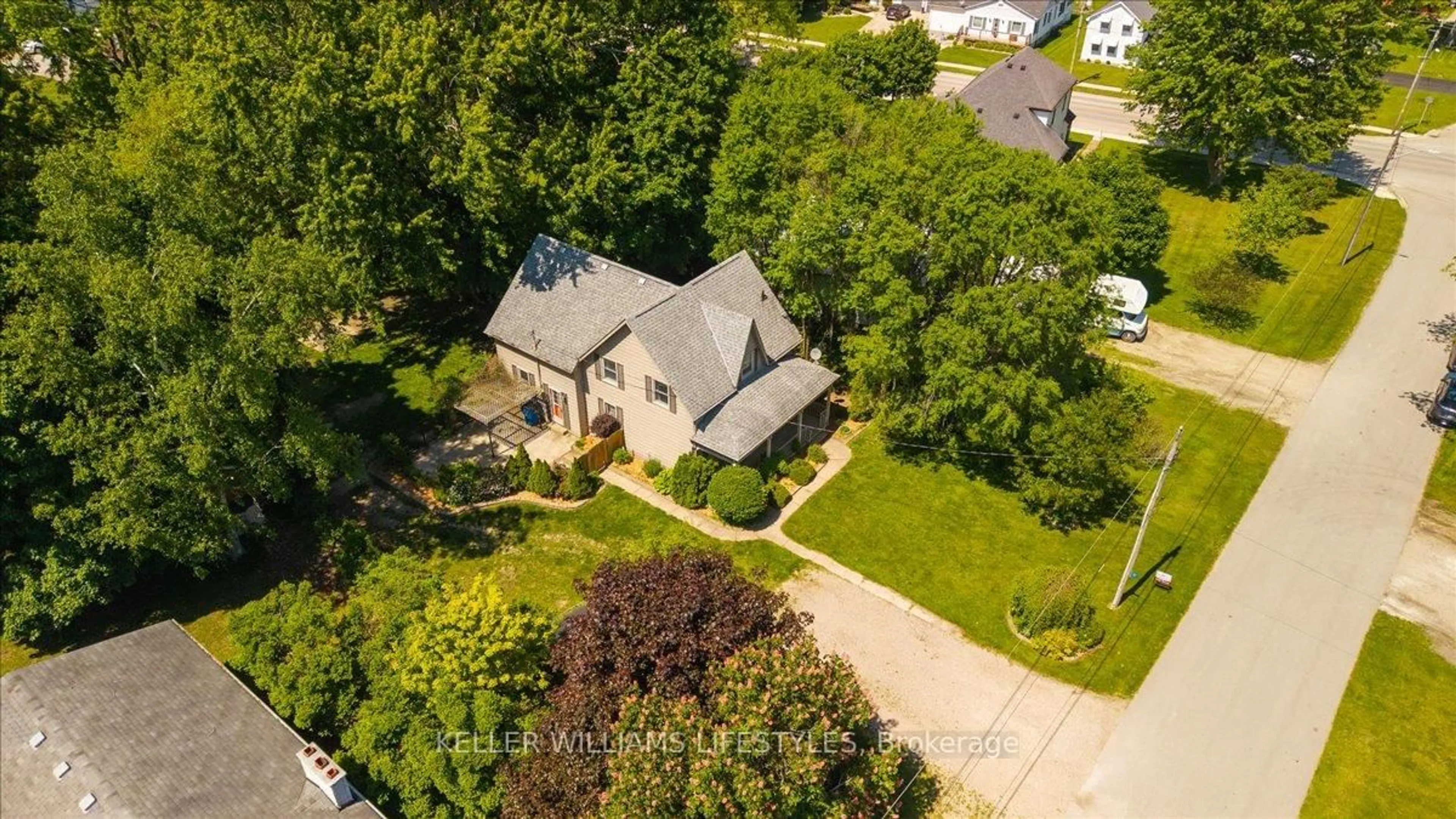 A pic from outside/outdoor area/front of a property/back of a property/a pic from drone, street for 9 Elgin St, Newbury Ontario N0L 1Z0