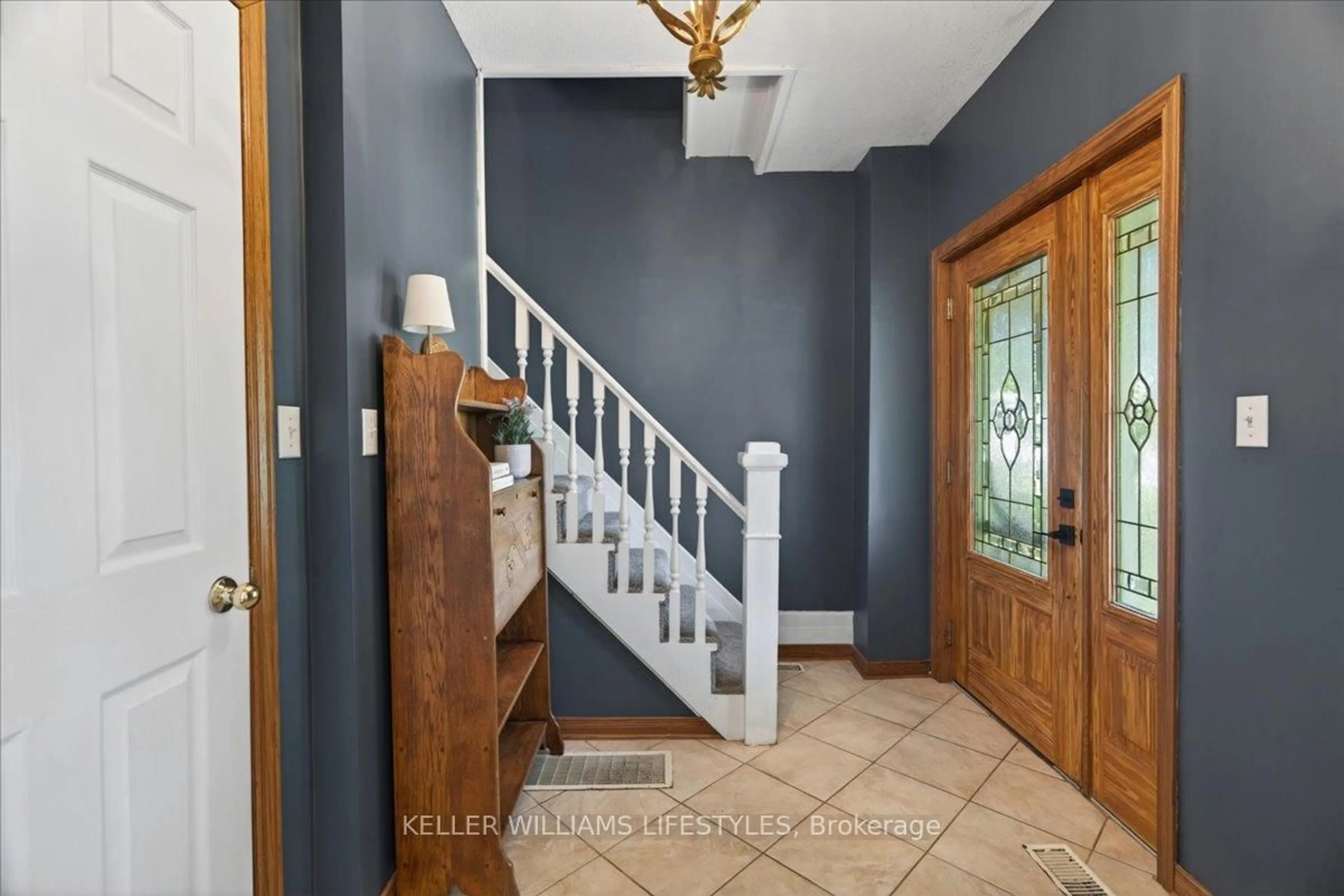 Indoor entryway for 9 Elgin St, Newbury Ontario N0L 1Z0