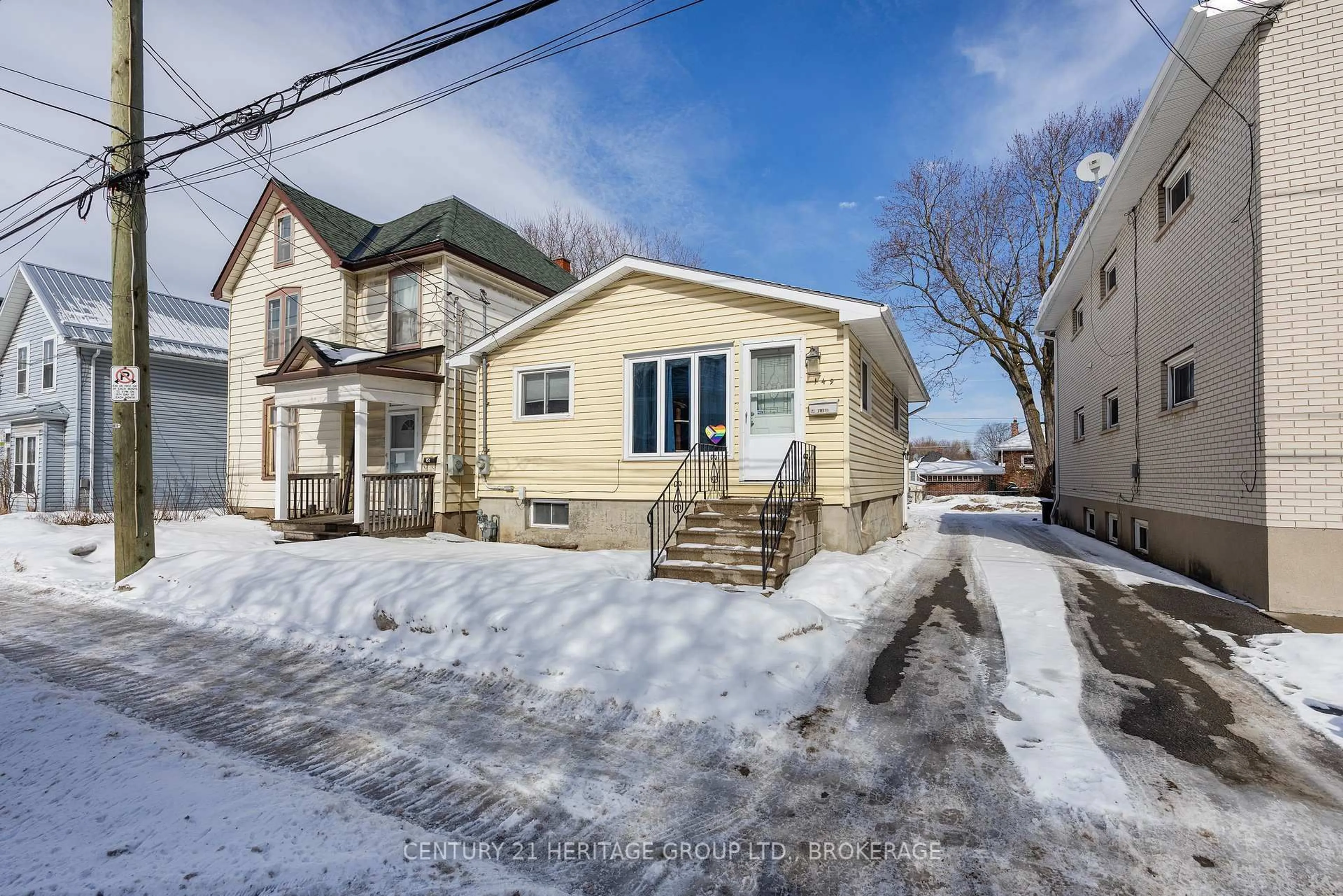 A pic from outside/outdoor area/front of a property/back of a property/a pic from drone, street for 149 Pine St, Kingston Ontario K7K 1W9