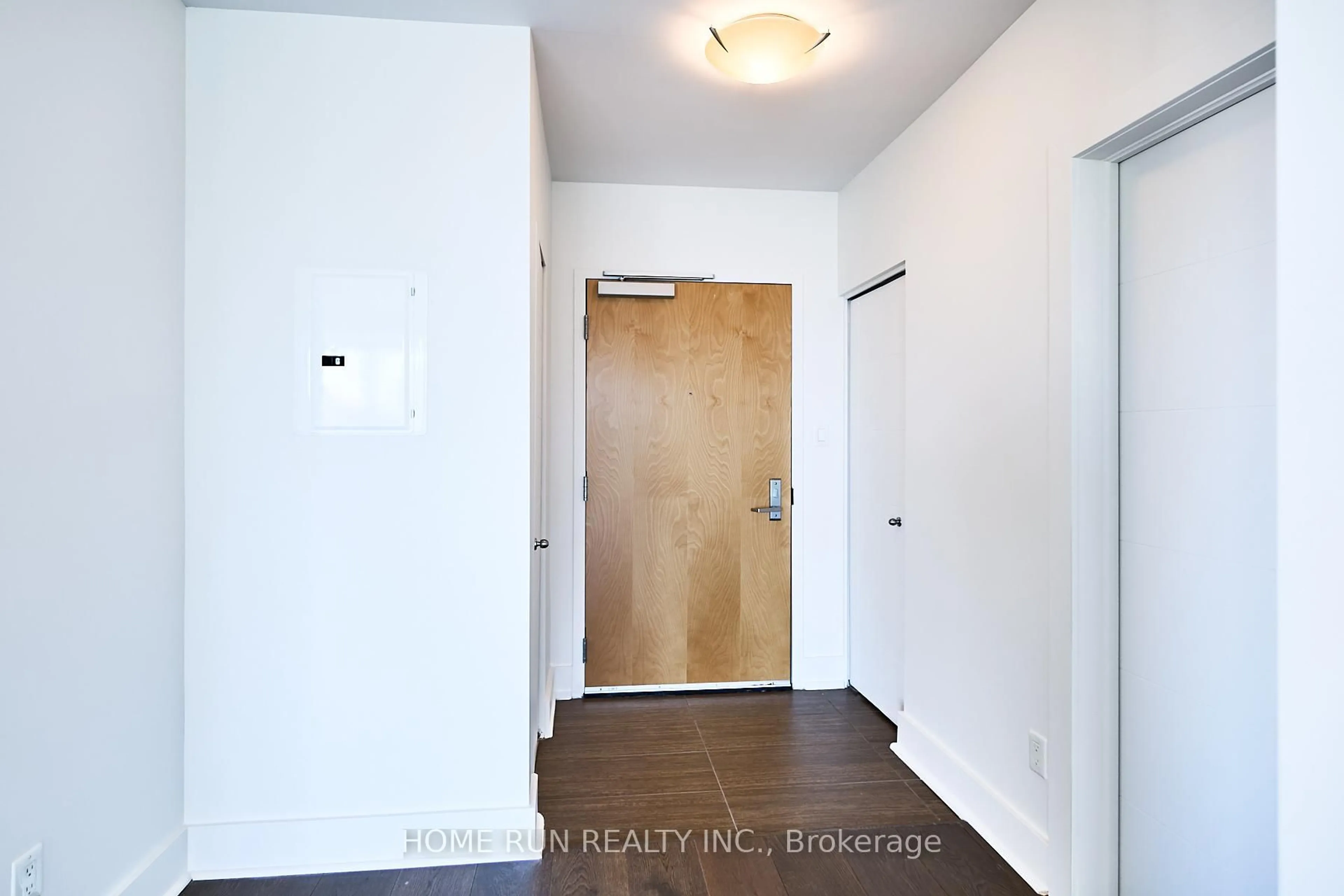 Indoor entryway for 40 Nepean St #2703, Ottawa Ontario K2P 0X5