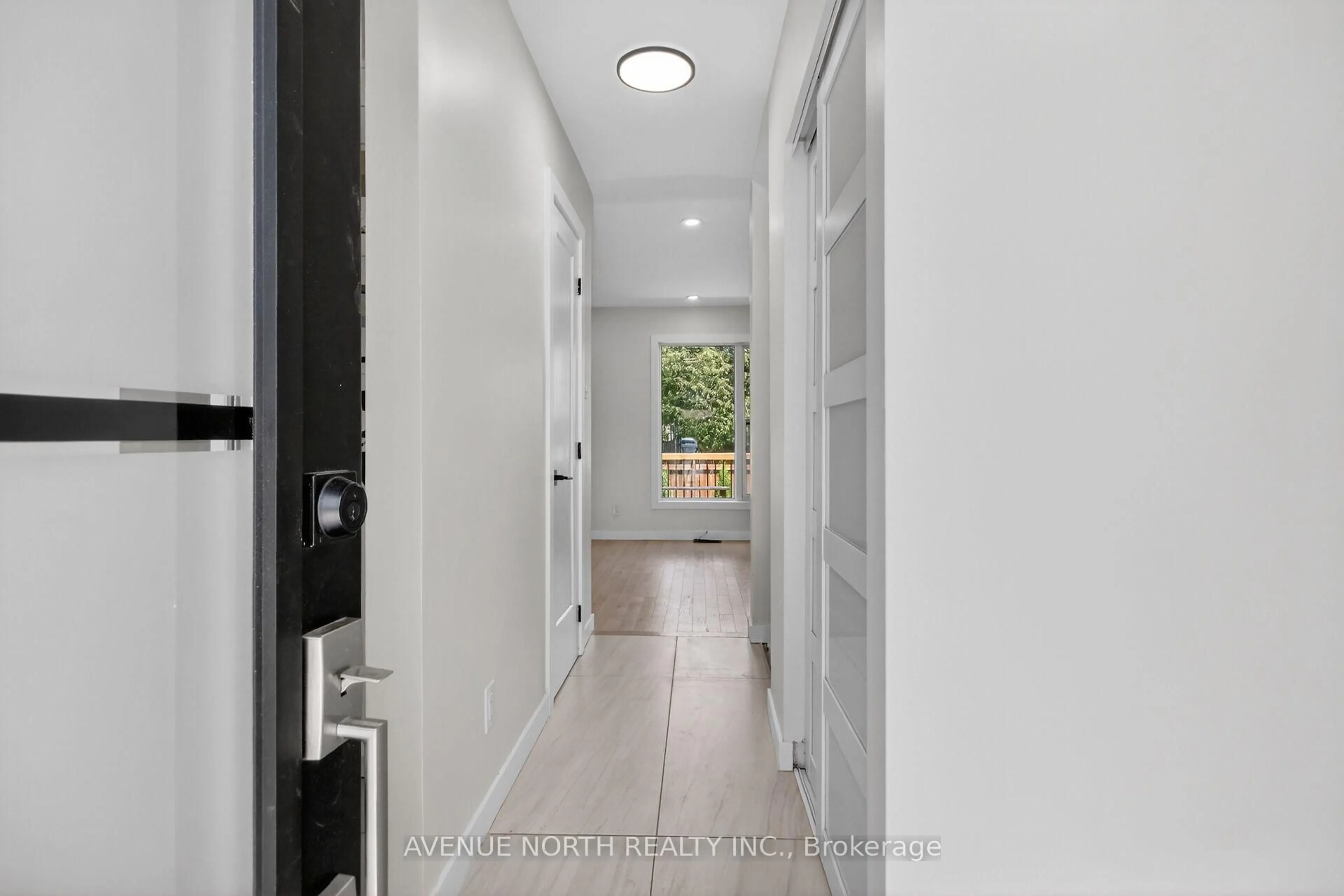 Indoor entryway for 564 Seyton Dr, Ottawa Ontario K2H 9B2