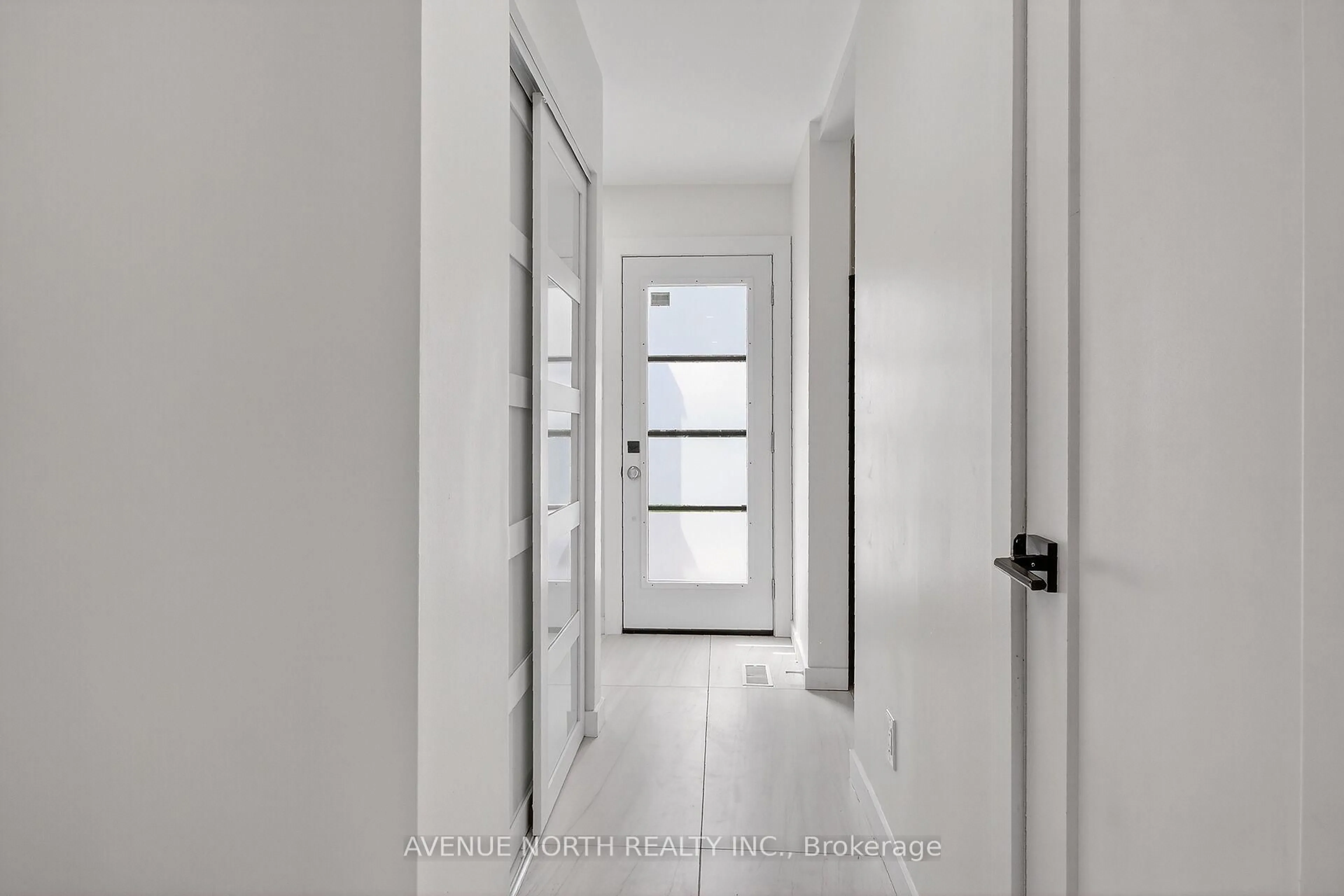 Indoor entryway for 564 Seyton Dr, Ottawa Ontario K2H 9B2