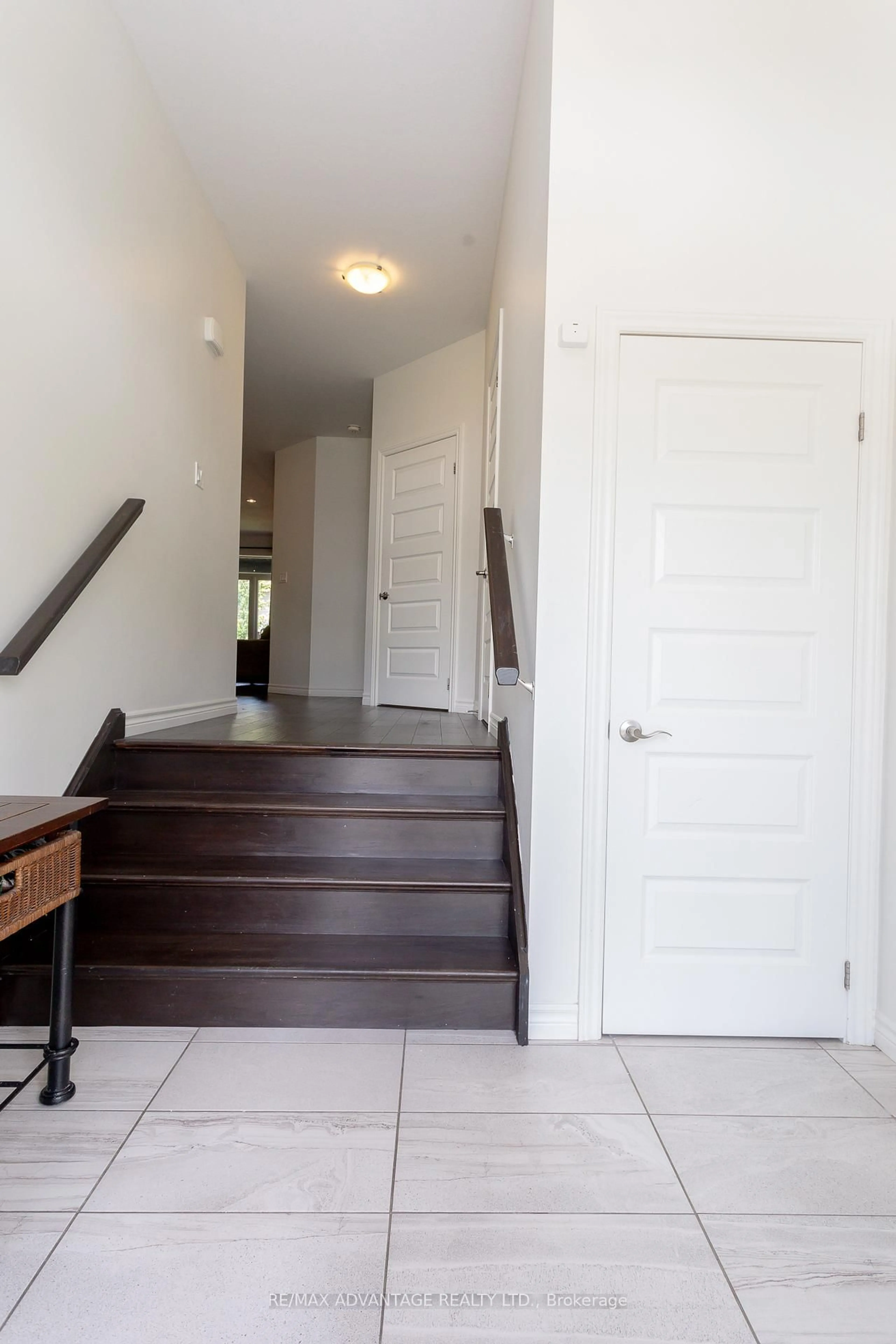 Indoor foyer for 2960 Tokala Tr, London North Ontario N6G 0S6