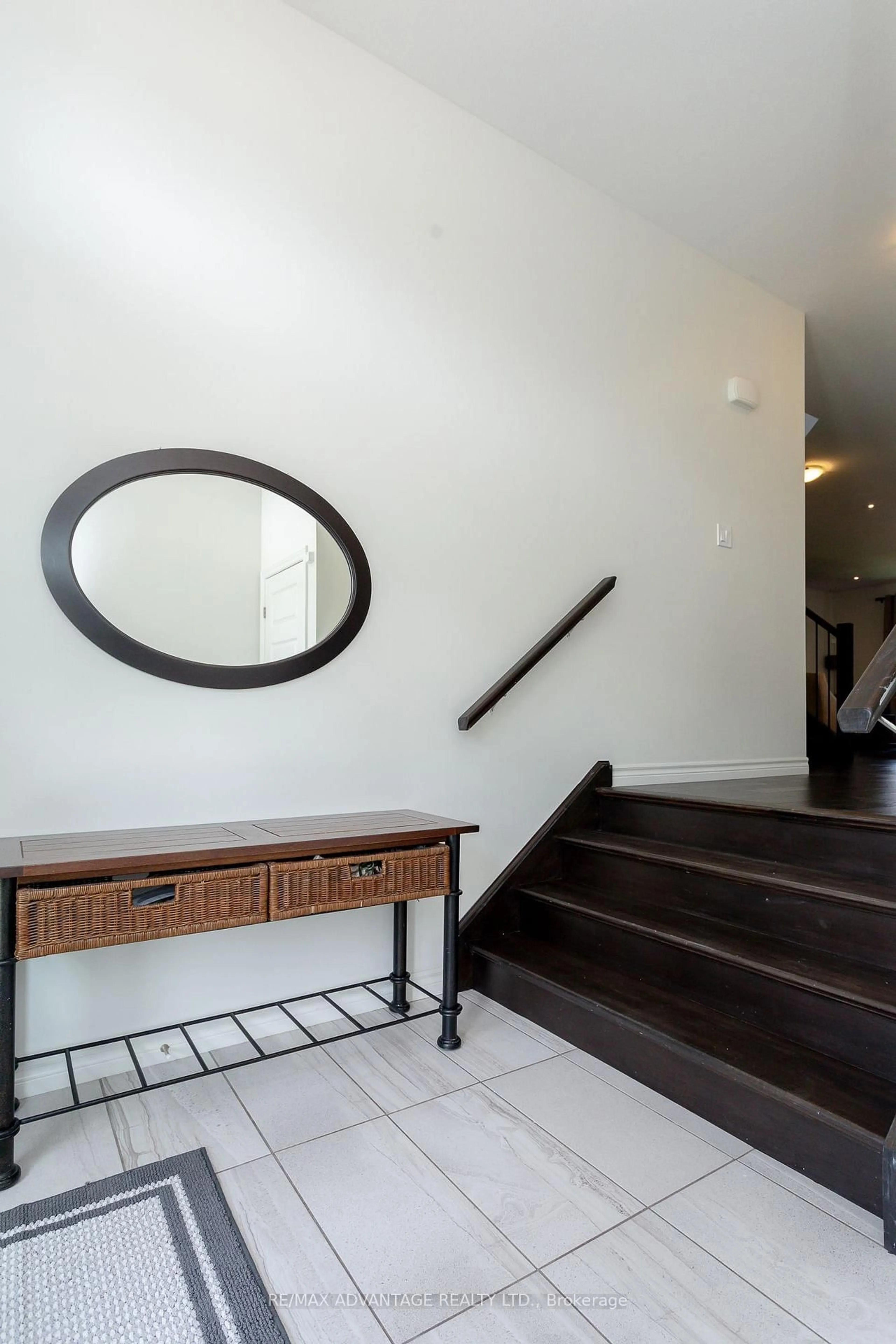 Indoor foyer for 2960 Tokala Tr, London North Ontario N6G 0S6