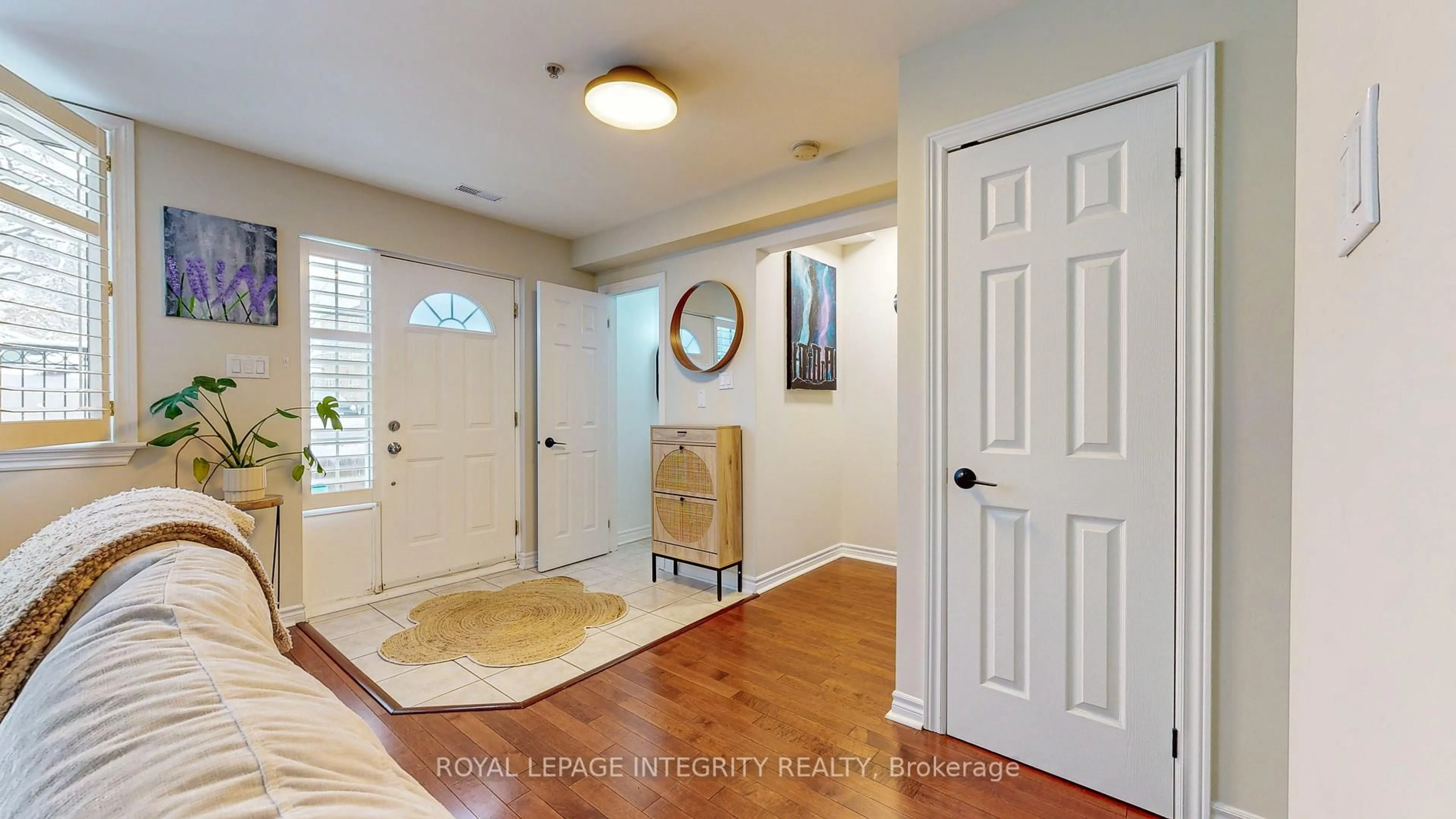 Indoor entryway for 245 Cumberland St #4, Ottawa Ontario K1N 8W6