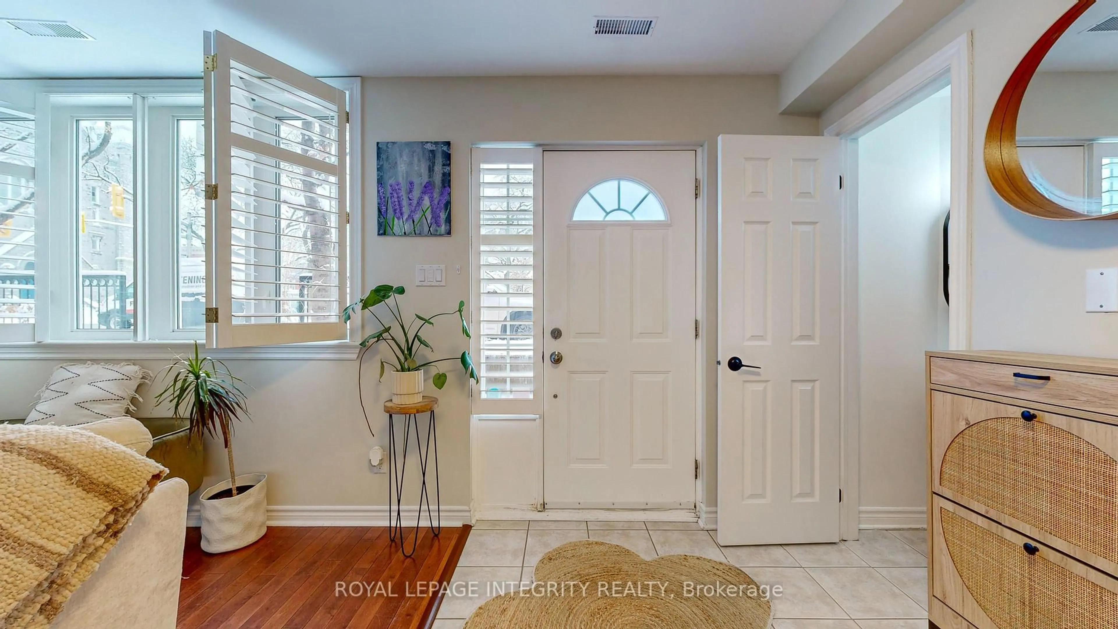 Indoor entryway for 245 Cumberland St #4, Ottawa Ontario K1N 8W6