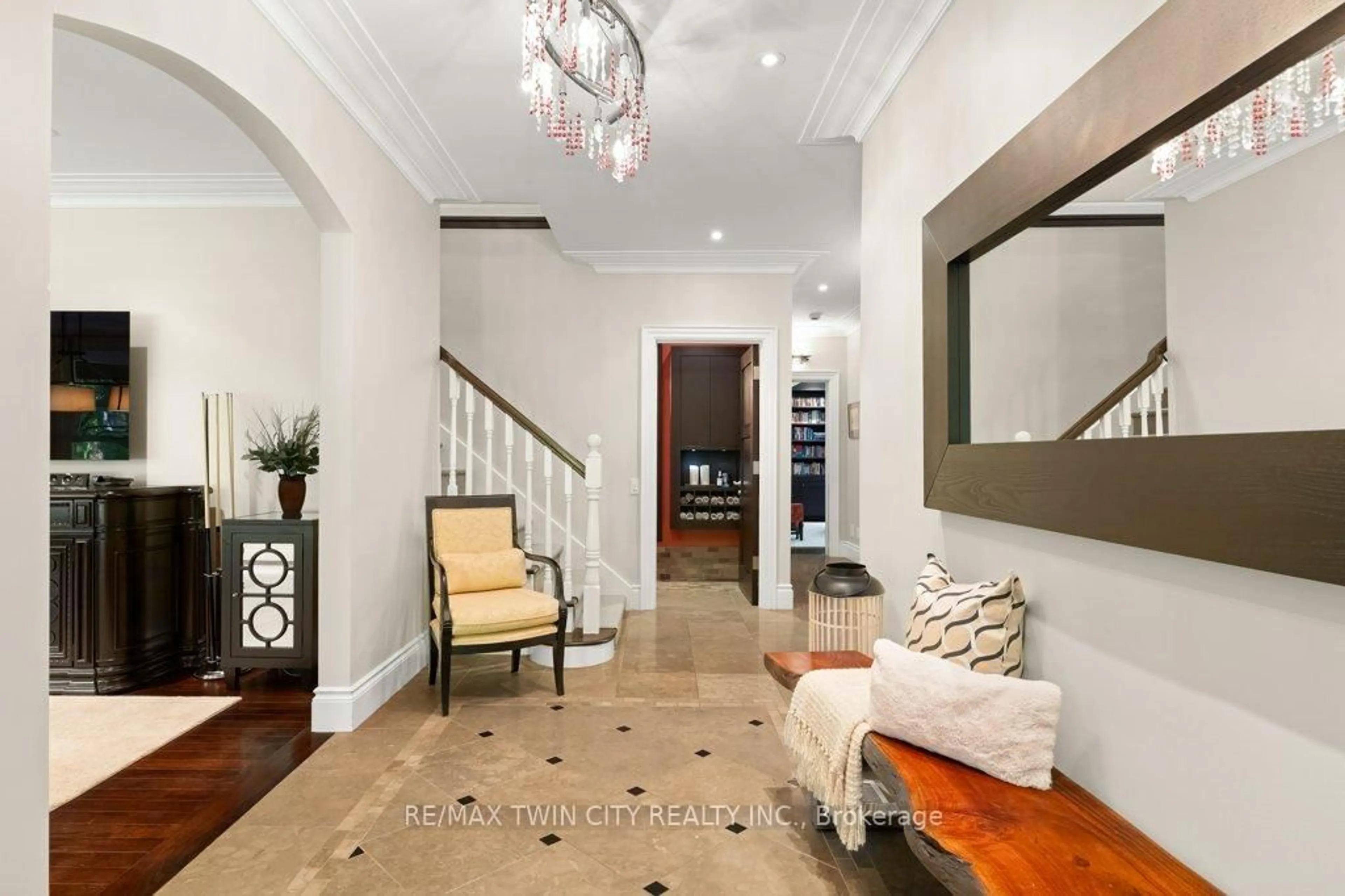 Indoor foyer for 261 Union Blvd, Kitchener Ontario N2M 2S9