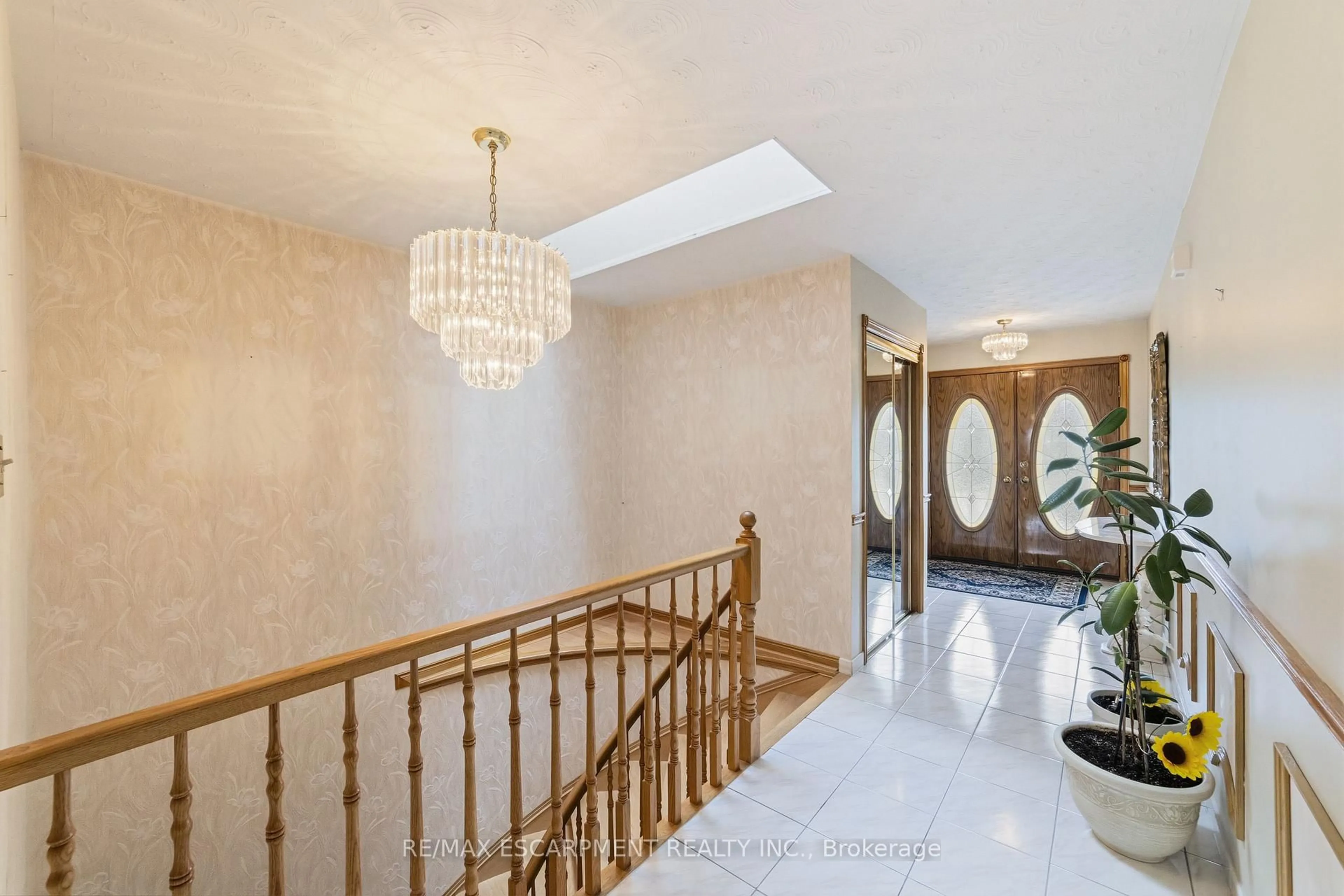 Indoor foyer for 546 Dicenzo Dr, Hamilton Ontario L9C 2C3