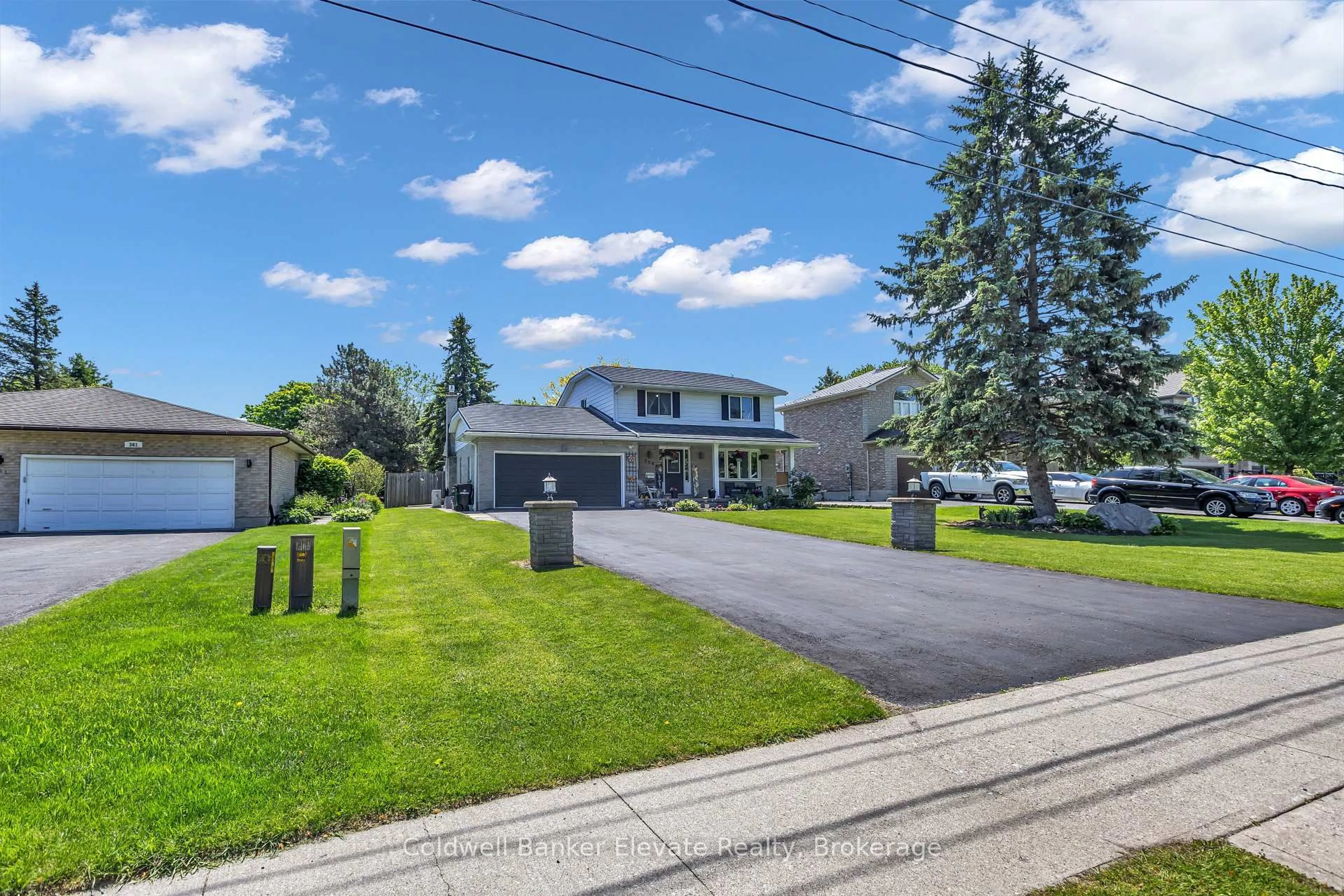A pic from outside/outdoor area/front of a property/back of a property/a pic from drone, street for 359 Lexington Rd, Waterloo Ontario N2K 2J9