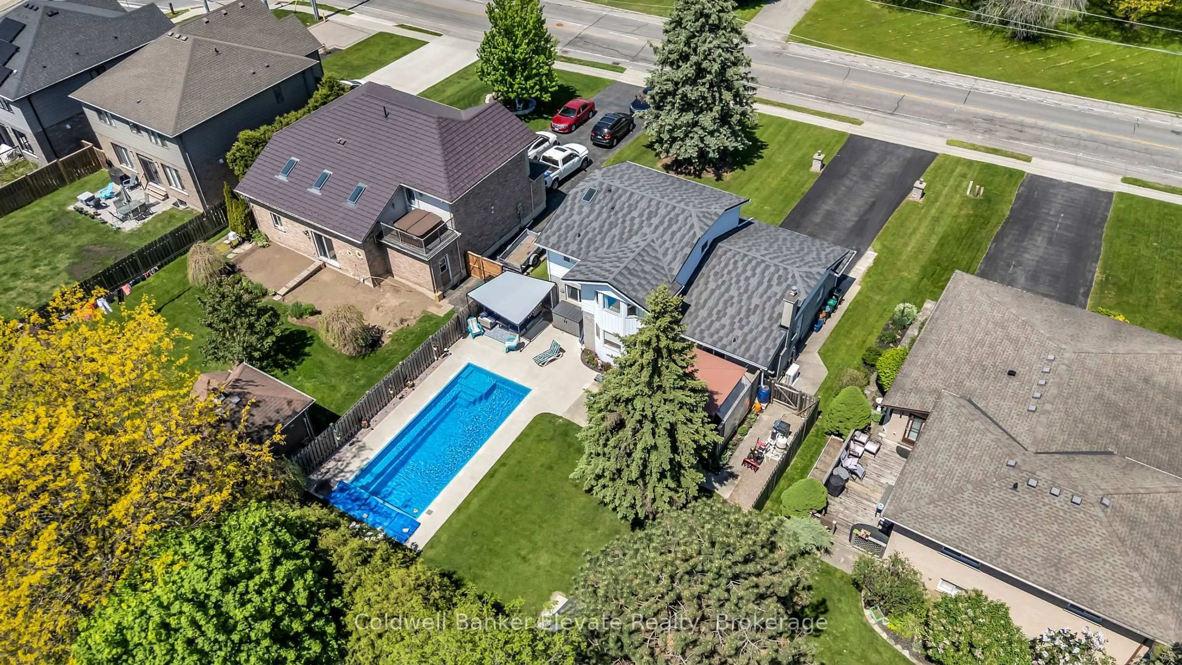 A pic from outside/outdoor area/front of a property/back of a property/a pic from drone, street for 359 Lexington Rd, Waterloo Ontario N2K 2J9