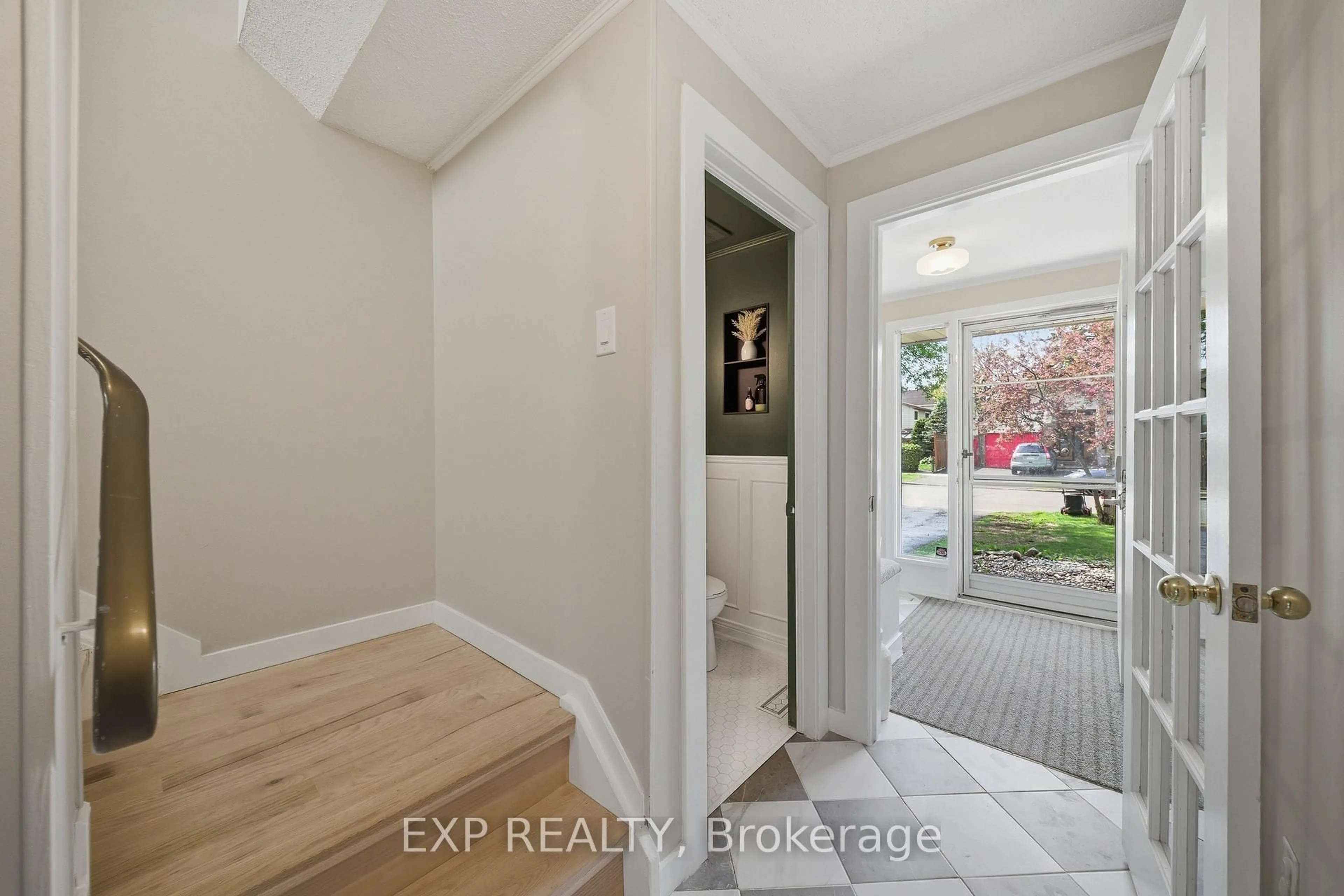 Indoor entryway for 2333 Cotters Cres, Ottawa Ontario K1V 8Y7