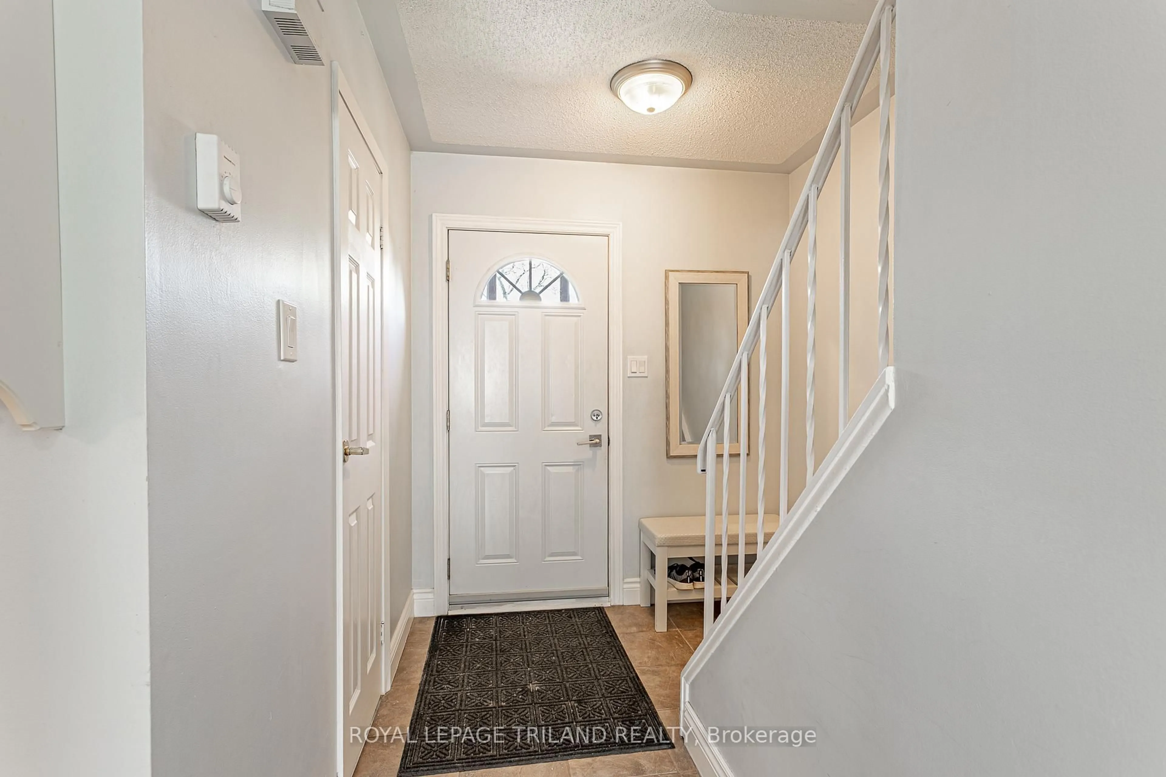 Indoor entryway for 166 Southdale Rd #140, London South Ontario N6J 2J1