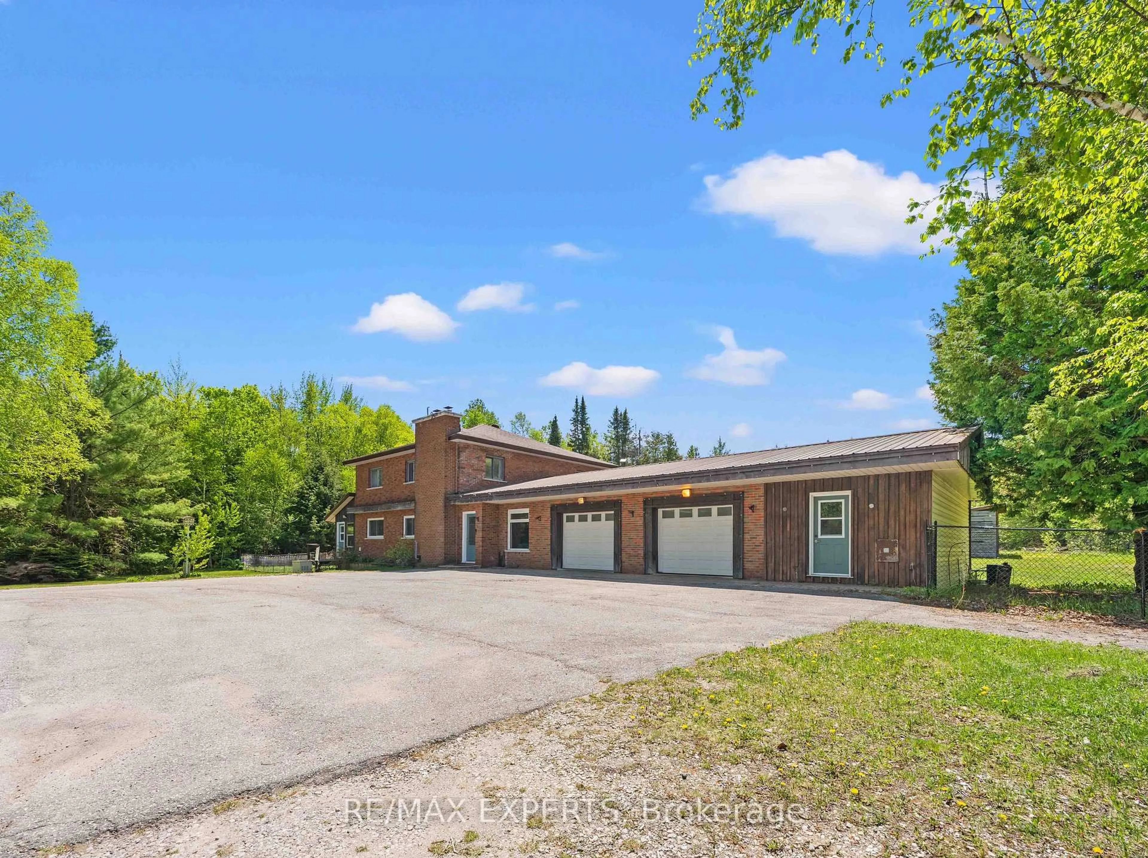 A pic from outside/outdoor area/front of a property/back of a property/a pic from drone, unknown for 2916 Hwy 118e, Bracebridge Ontario P2L 1X1
