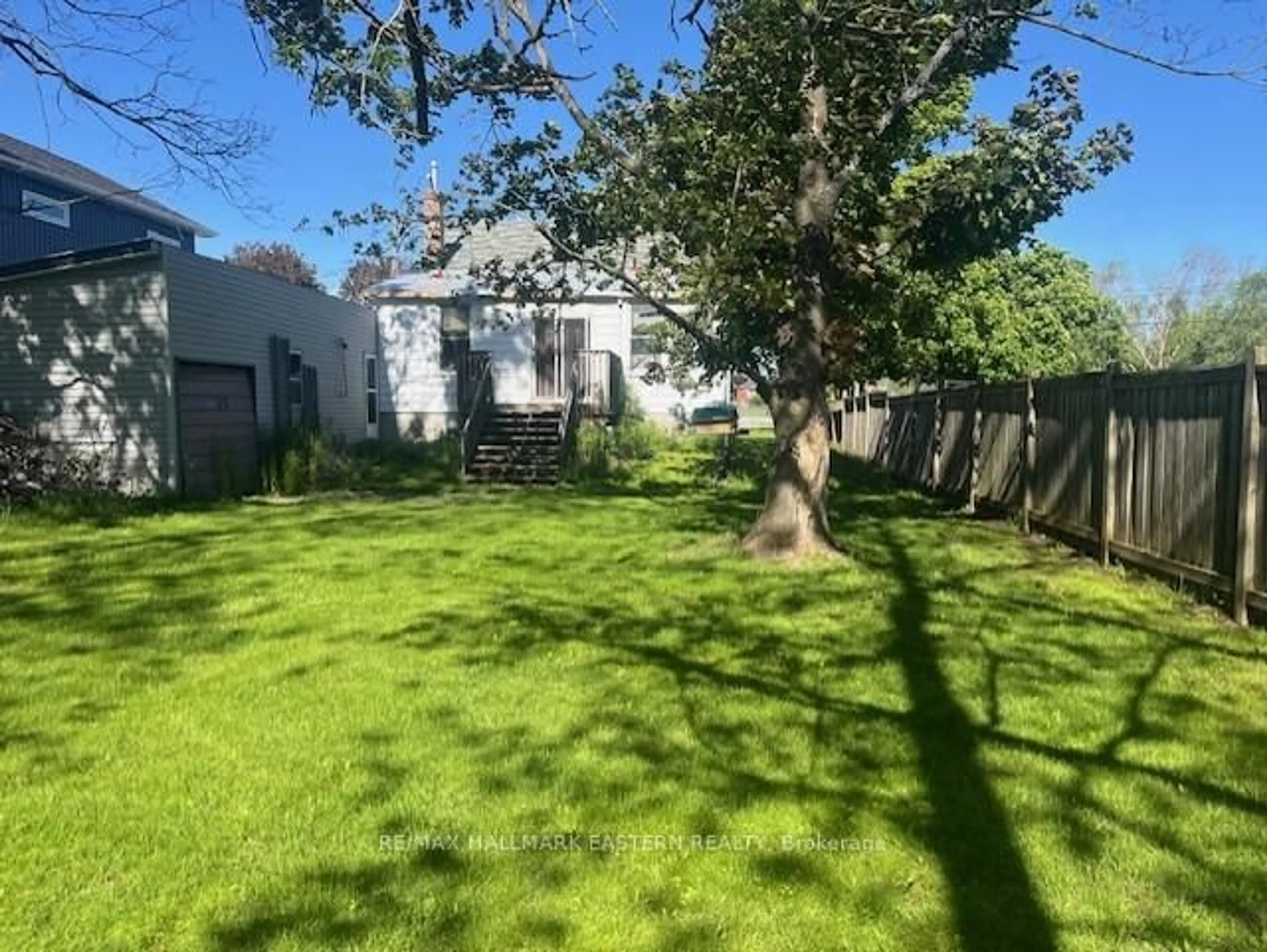 A pic from outside/outdoor area/front of a property/back of a property/a pic from drone, street for 7 Edward St, Selwyn Ontario K0L 2H0