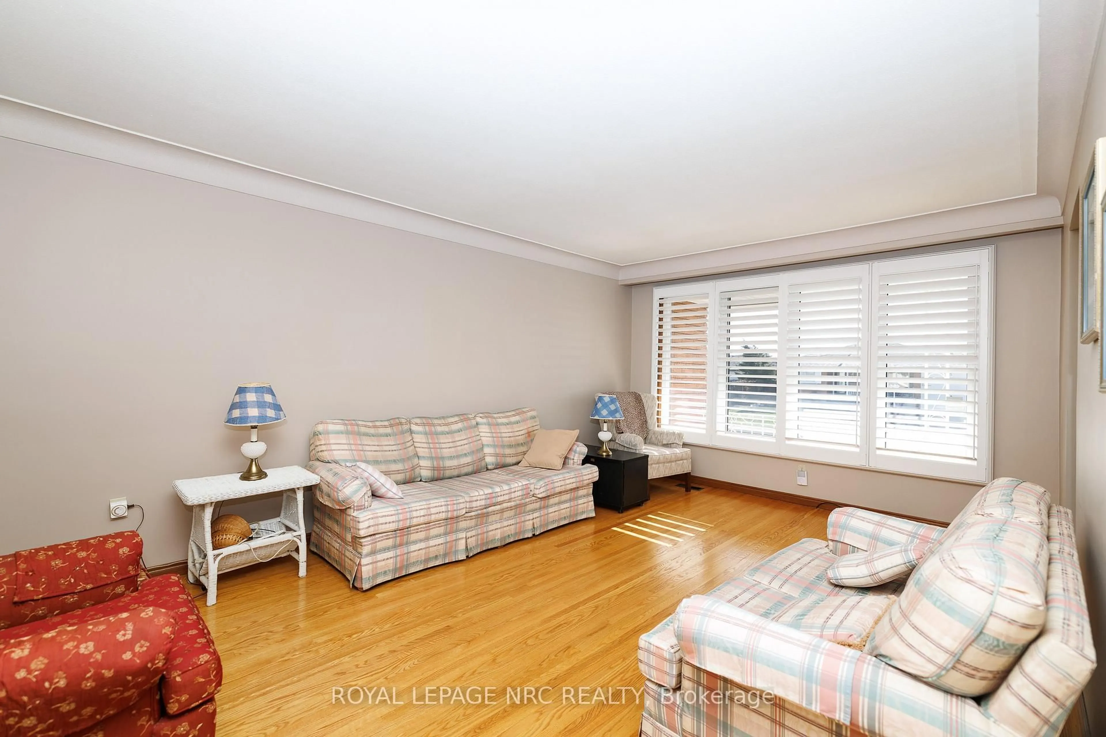 Living room with furniture, wood/laminate floor for 38 Rivercrest Rd, Hamilton Ontario L8E 1M9