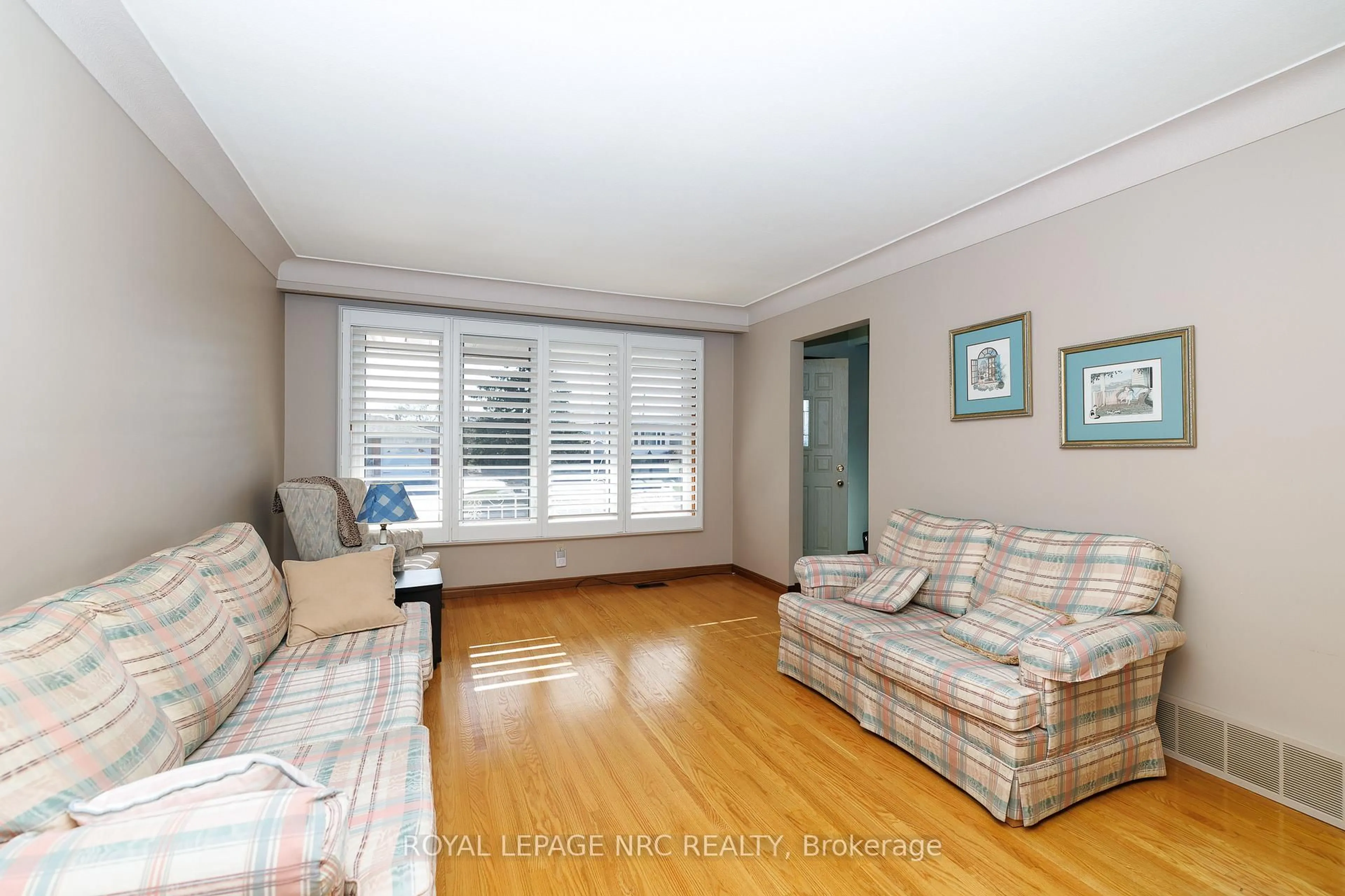 Living room with furniture, wood/laminate floor for 38 Rivercrest Rd, Hamilton Ontario L8E 1M9