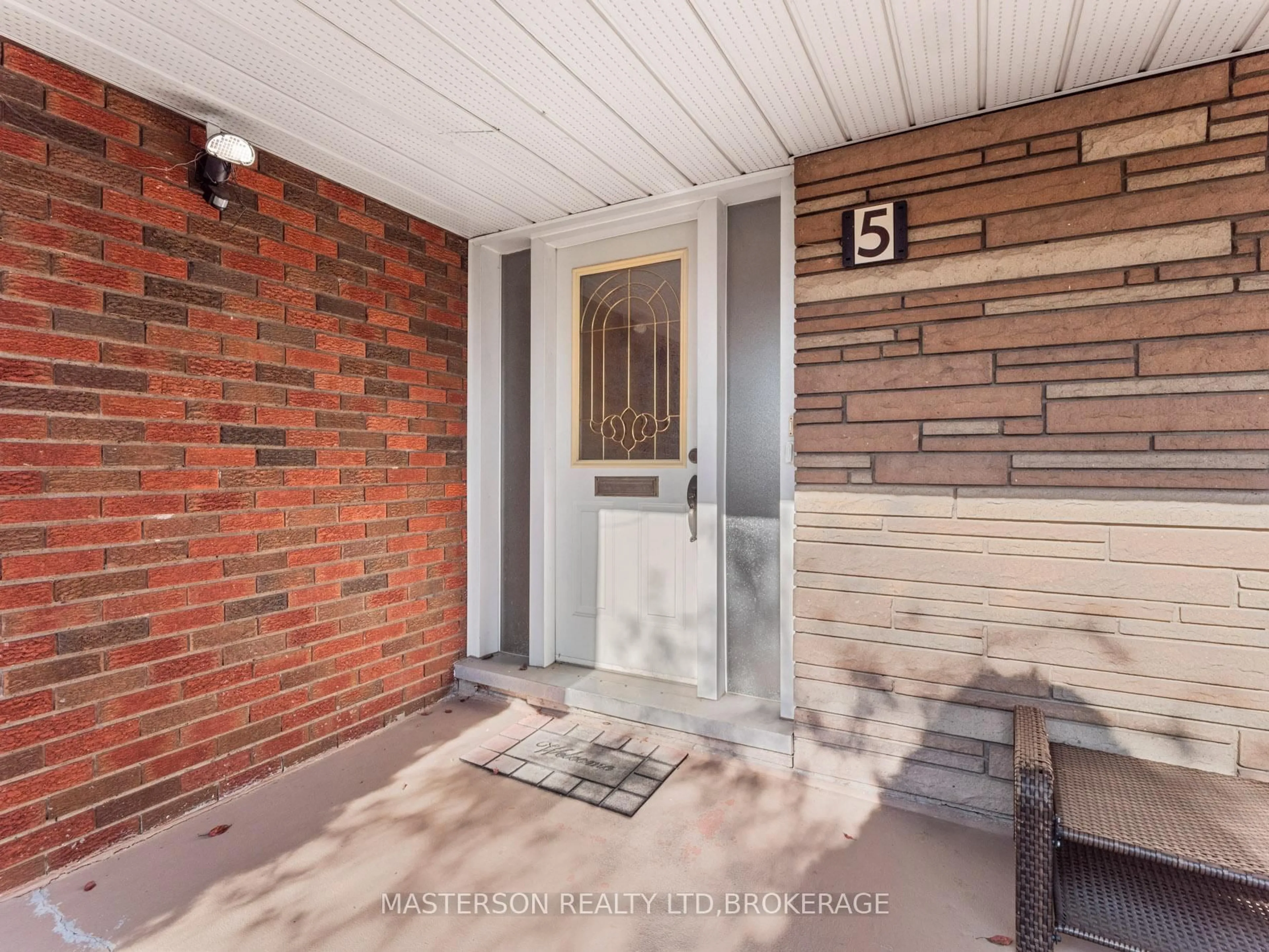 Indoor entryway for 5 Burdy Dr, St. Catharines Ontario L2S 2Z1