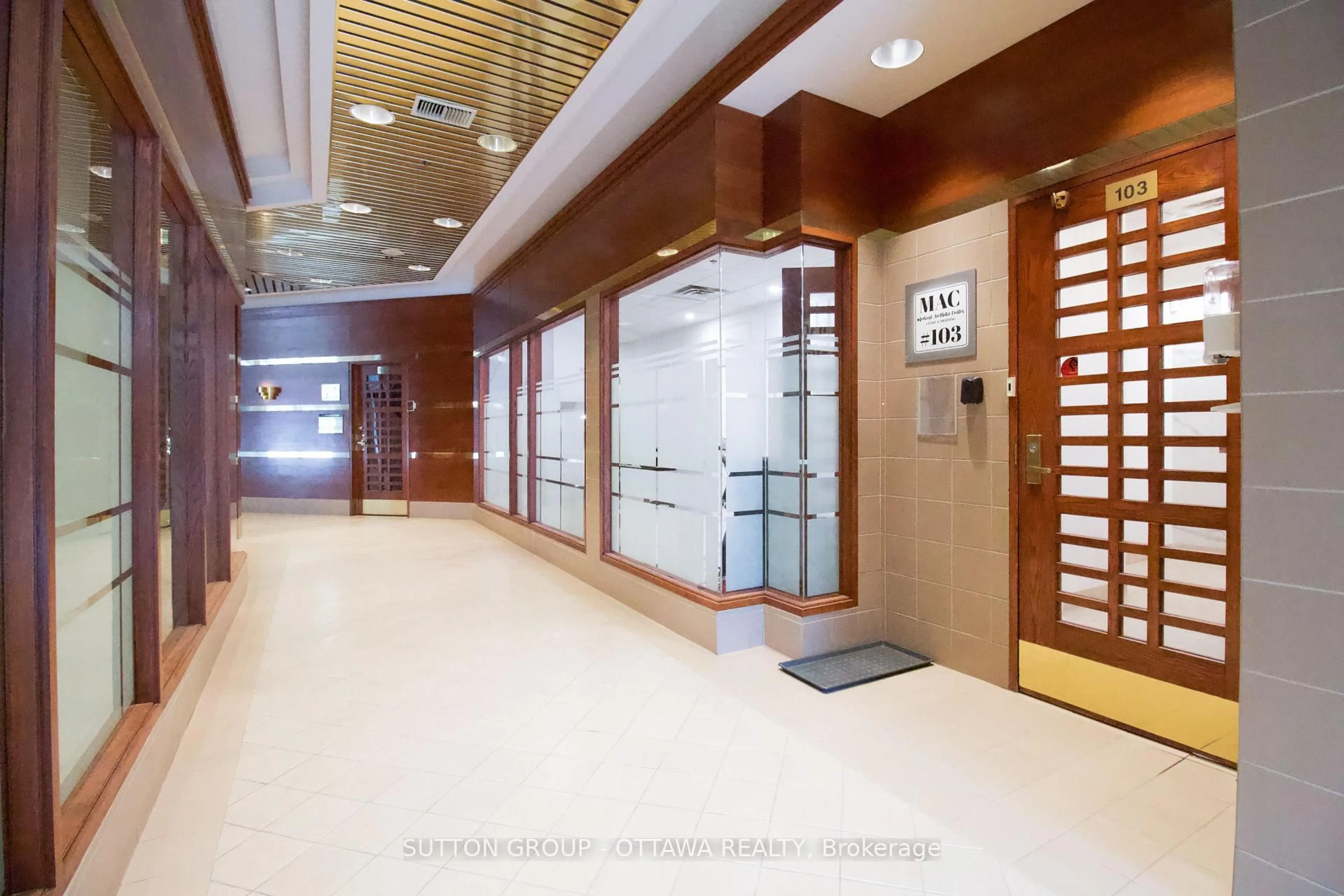 Indoor foyer for 160 George St #160, Ottawa Ontario K1N 9M2