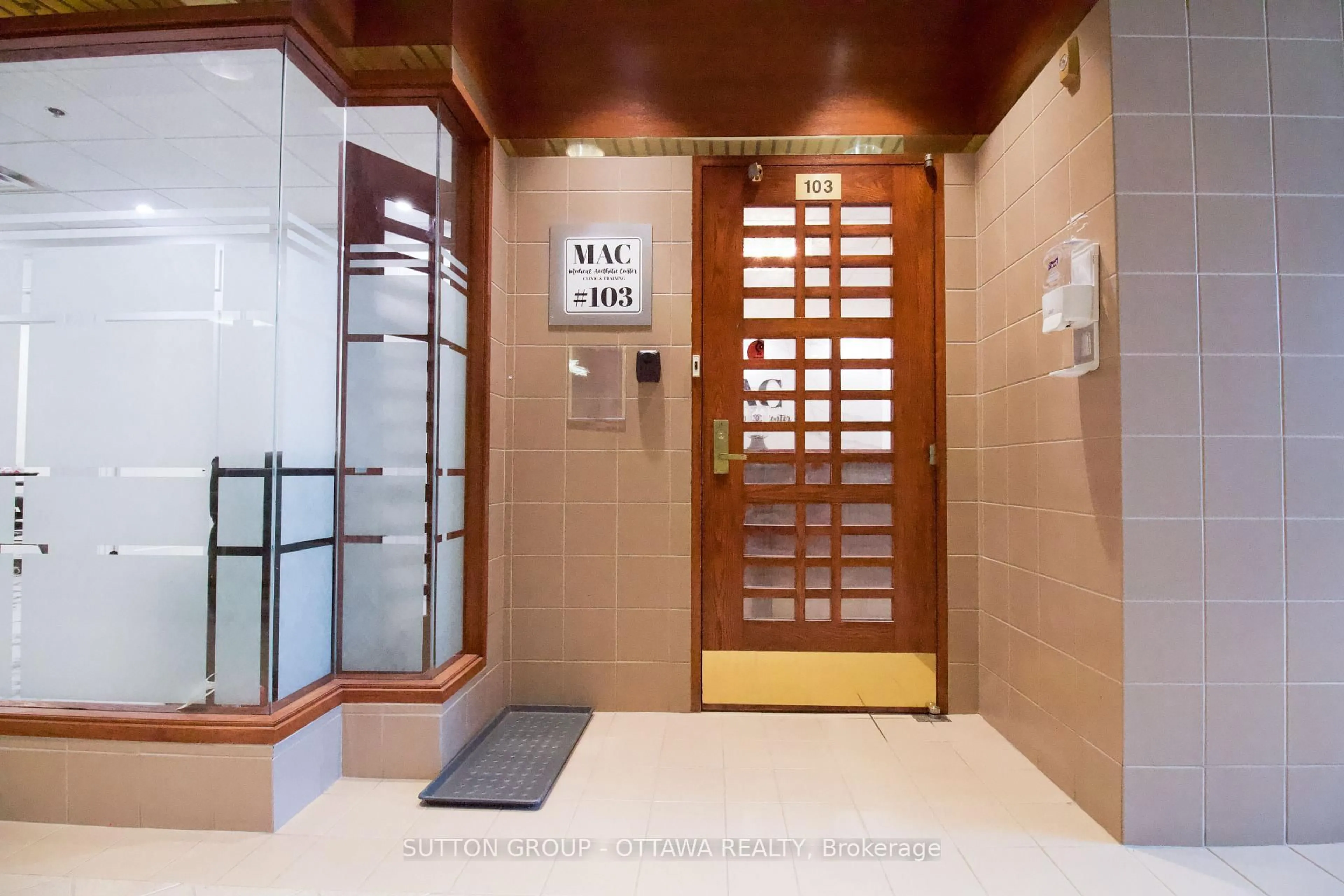 Indoor foyer for 160 George St #160, Ottawa Ontario K1N 9M2