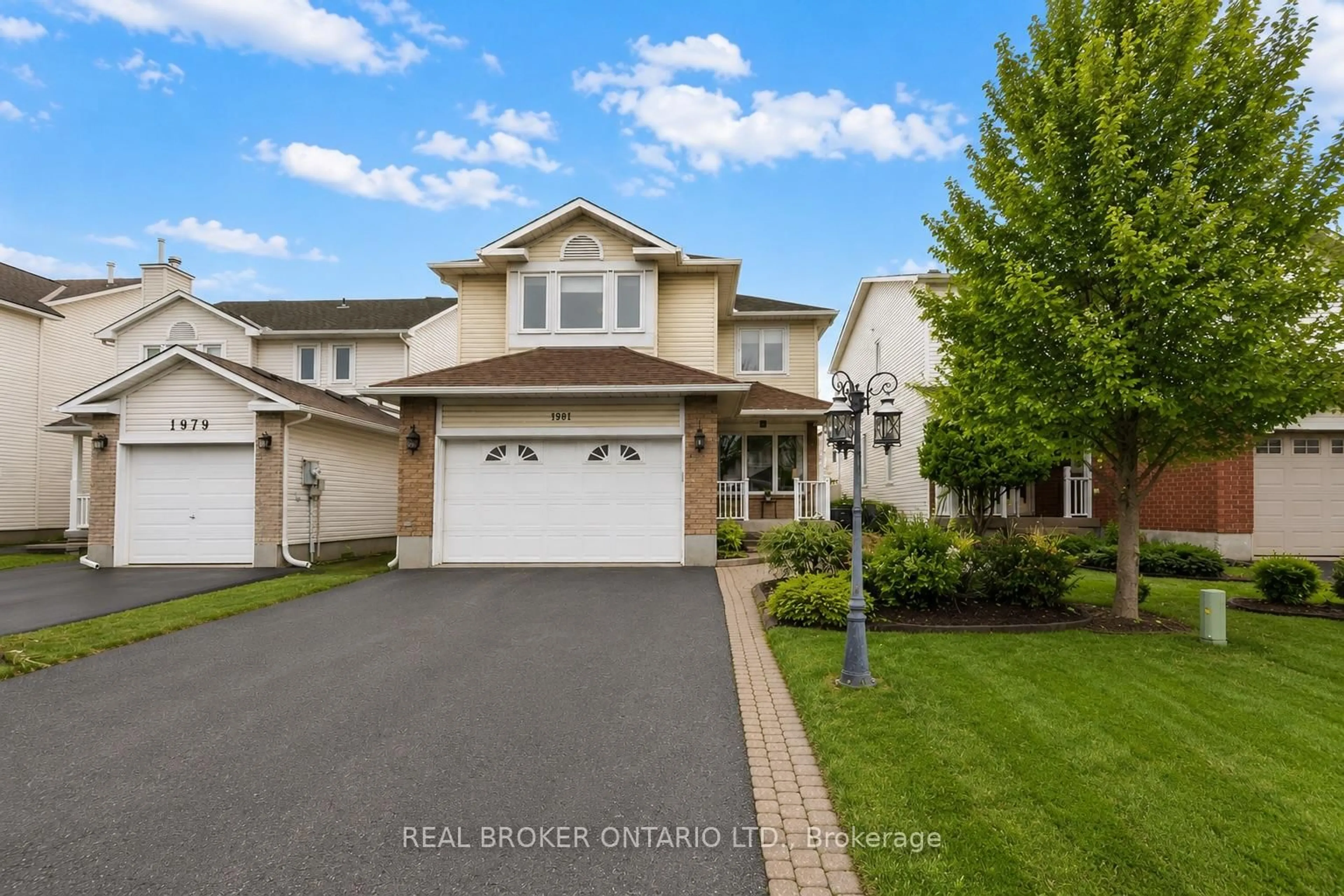 Home with vinyl exterior material, street for 1981 Orchardview Ave, Ottawa Ontario K4A 3B8