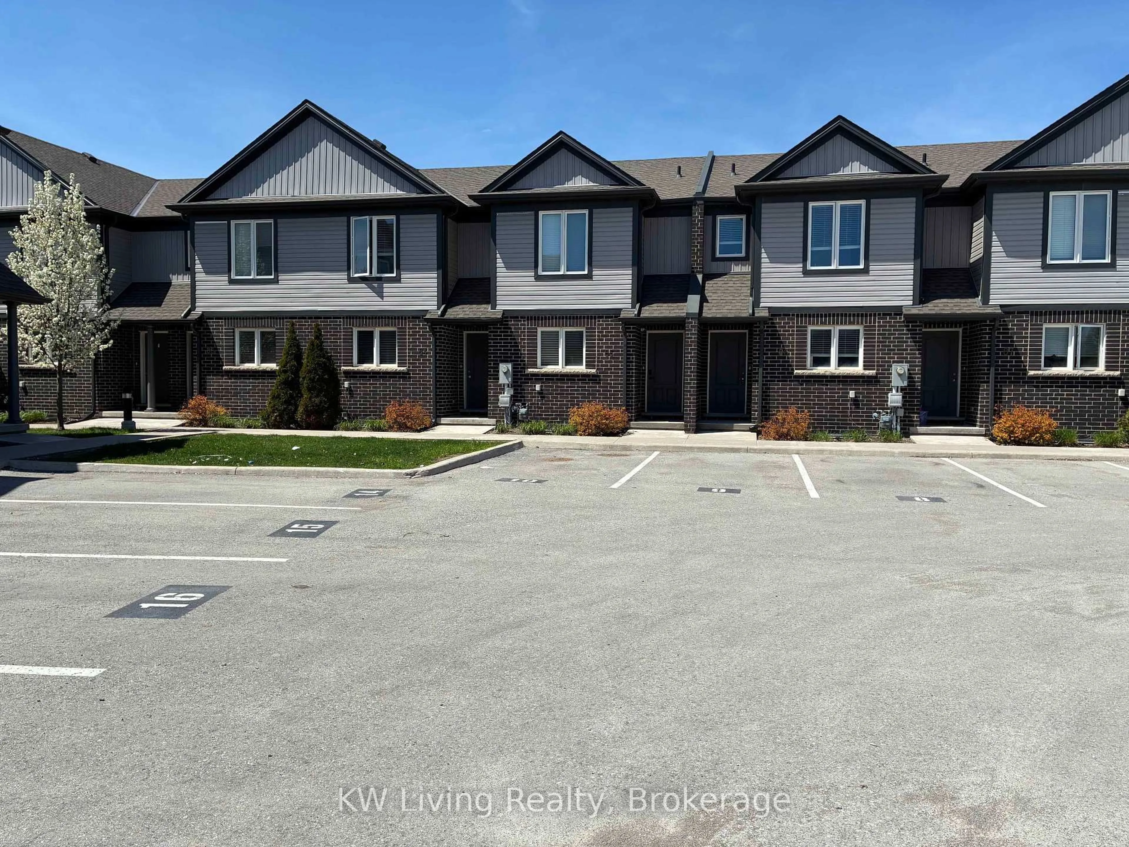 A pic from outside/outdoor area/front of a property/back of a property/a pic from drone, street for 7768 Ascot Circ #86, Niagara Falls Ontario L2H 3P9