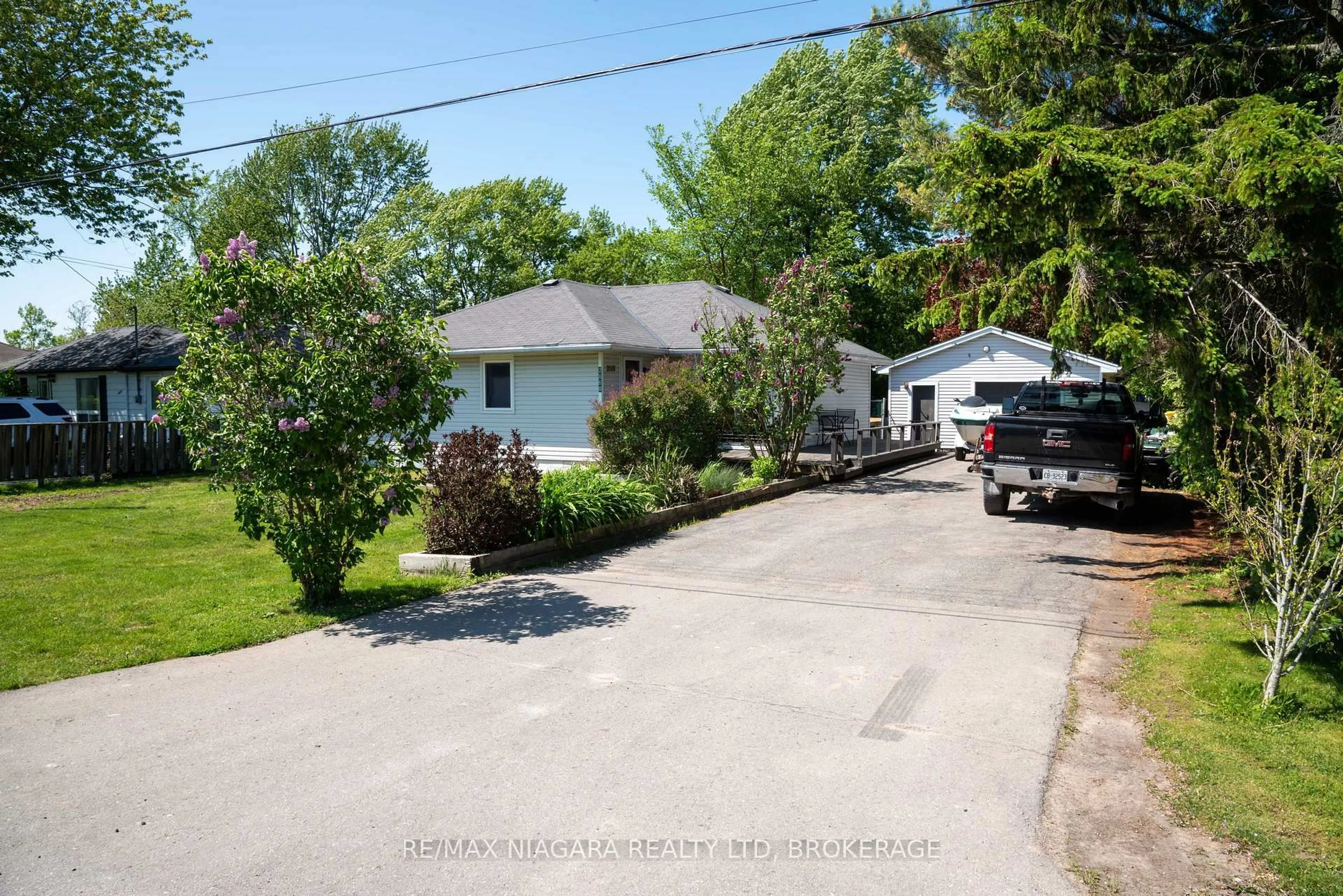 A pic from outside/outdoor area/front of a property/back of a property/a pic from drone, street for 2868 June Rd, Port Colborne Ontario L3K 5V3