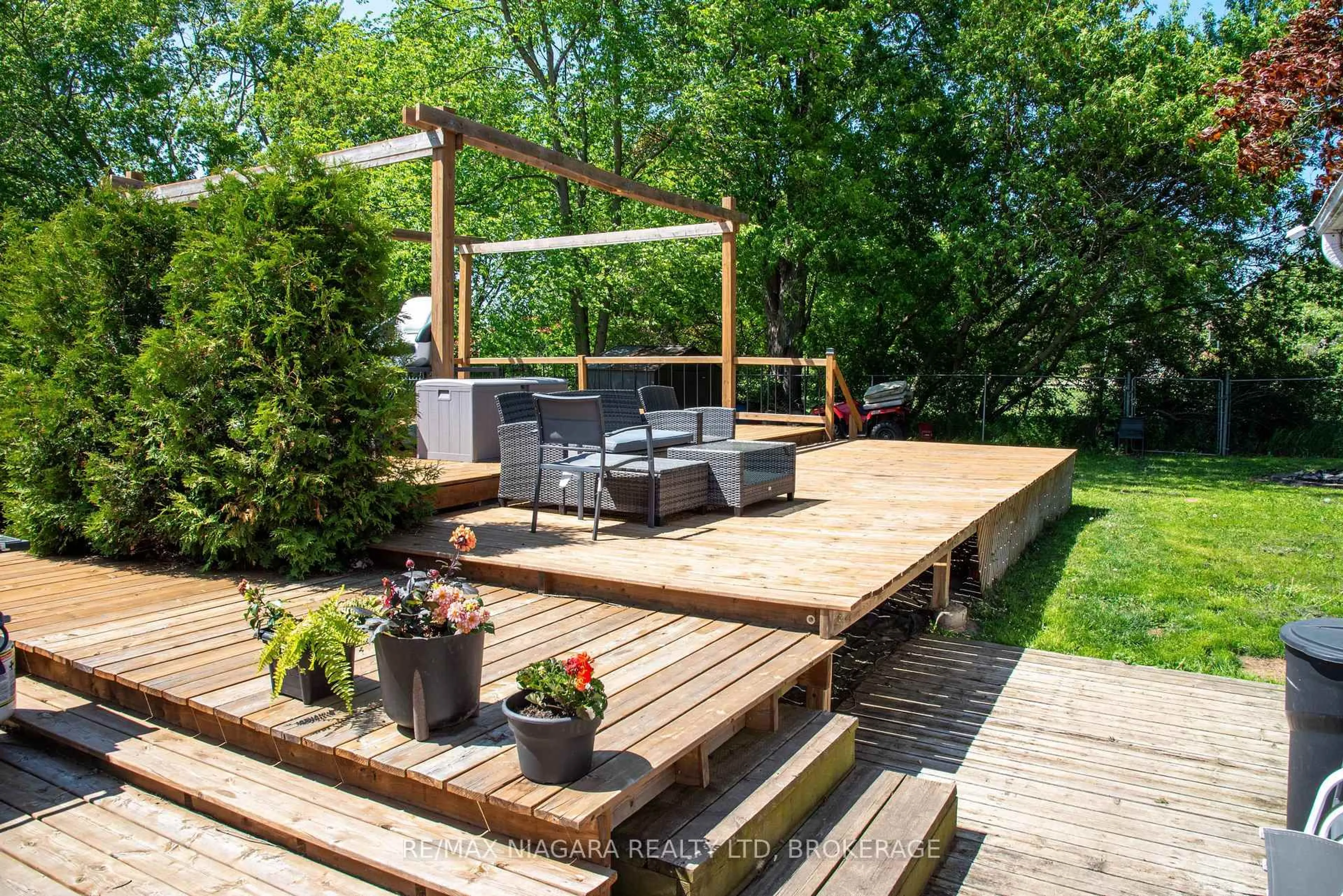 Patio, street for 2868 June Rd, Port Colborne Ontario L3K 5V3