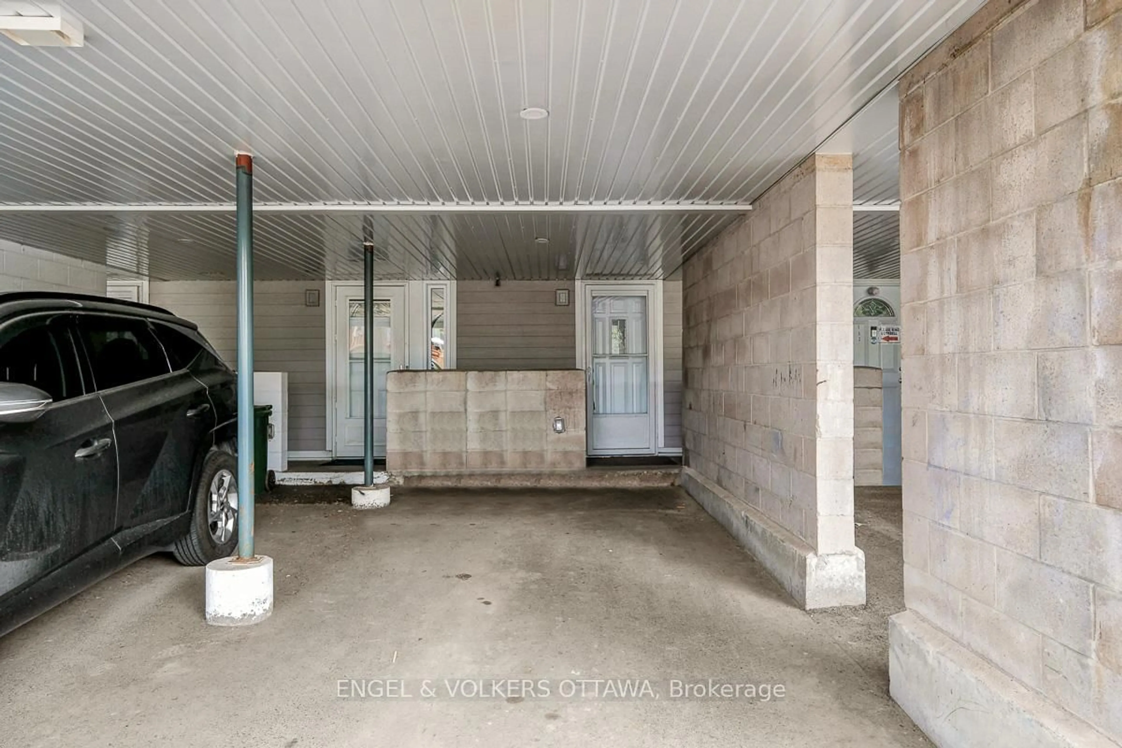 Indoor garage for 3445 Uplands Dr #133, Ottawa Ontario K1V 9N5