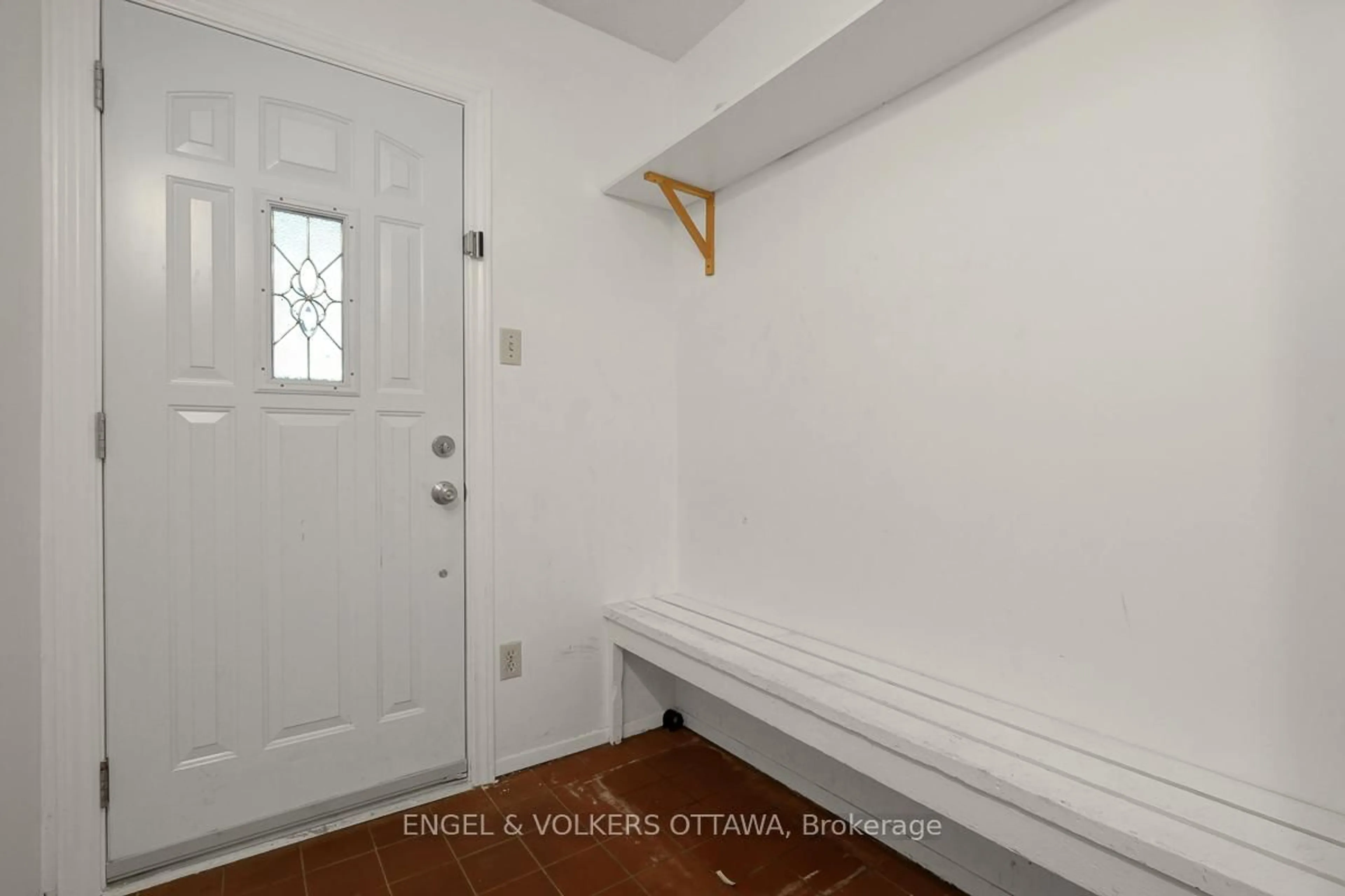 Indoor entryway for 3445 Uplands Dr #133, Ottawa Ontario K1V 9N5