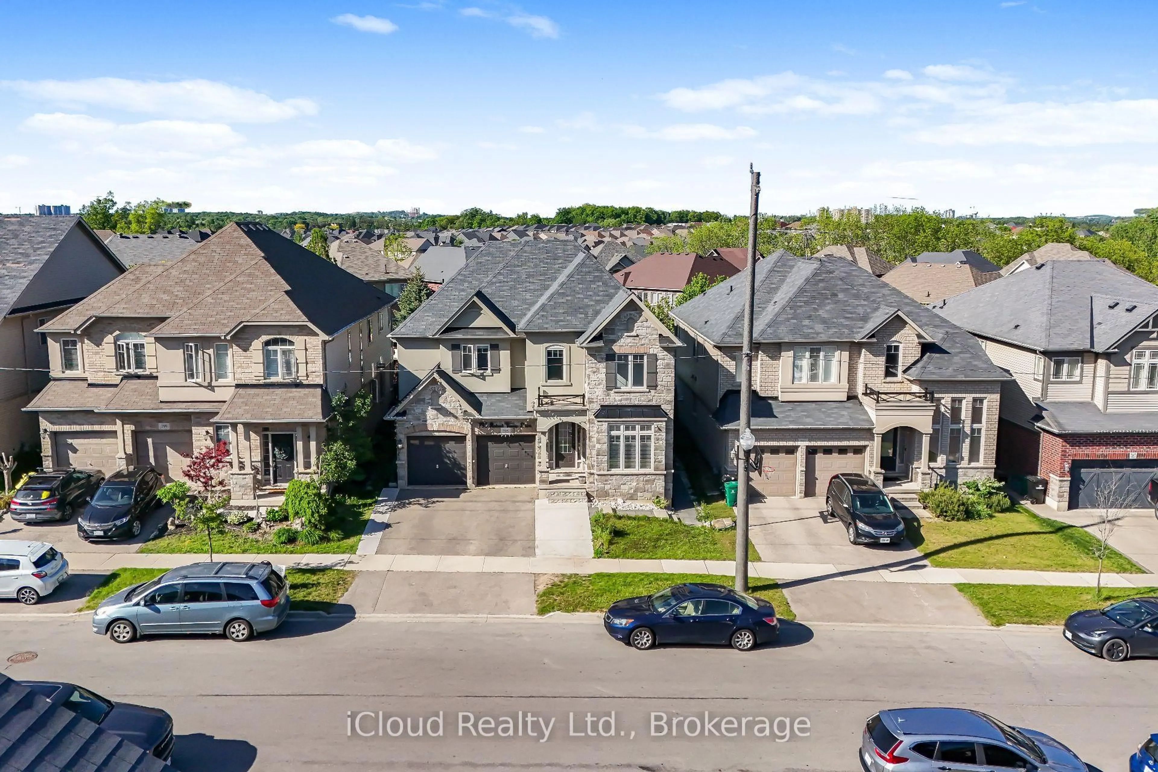 A pic from outside/outdoor area/front of a property/back of a property/a pic from drone, street for 795 Robert Ferrie Dr, Kitchener Ontario N2R 0B9