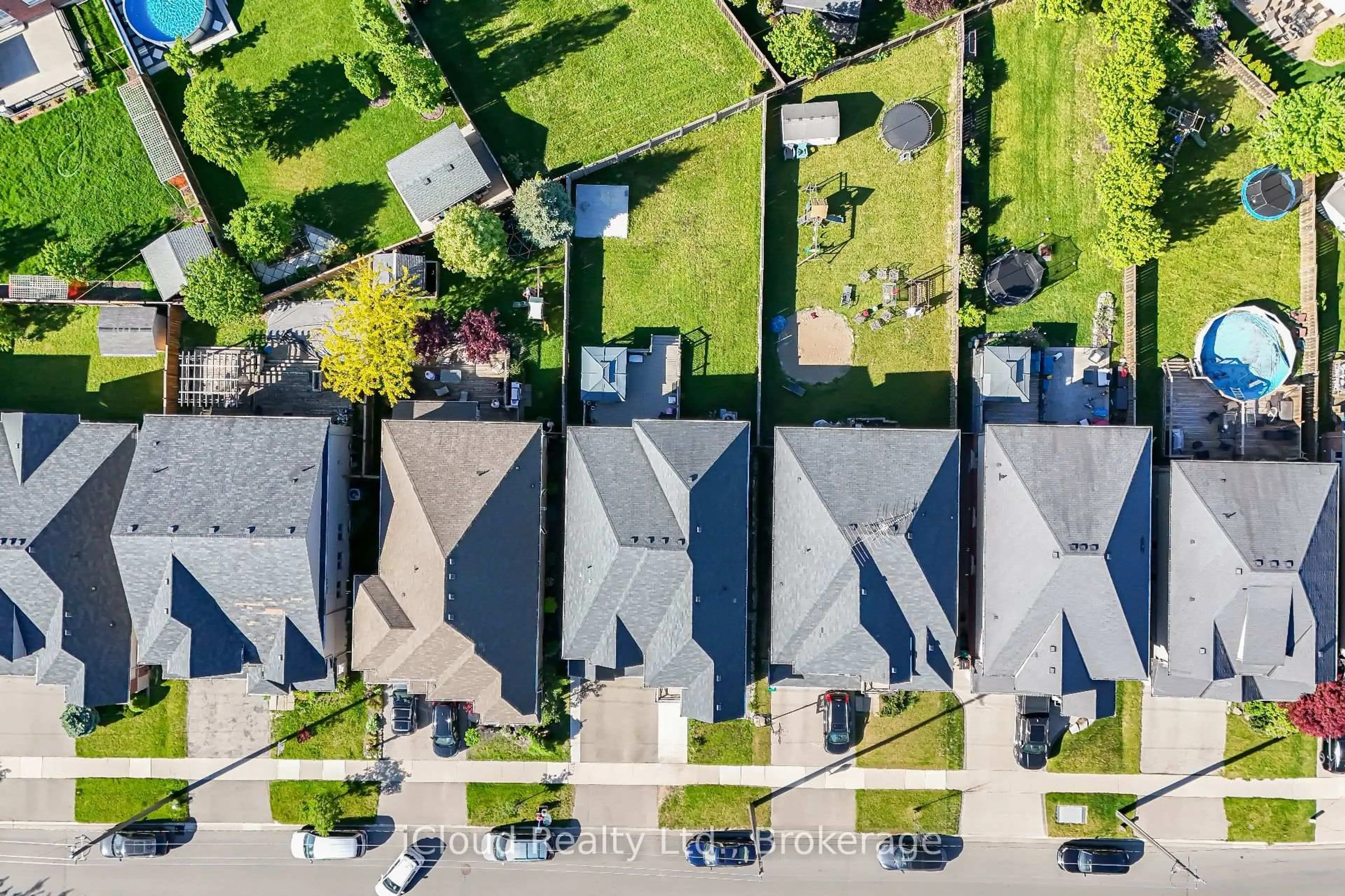 A pic from outside/outdoor area/front of a property/back of a property/a pic from drone, street for 795 Robert Ferrie Dr, Kitchener Ontario N2R 0B9