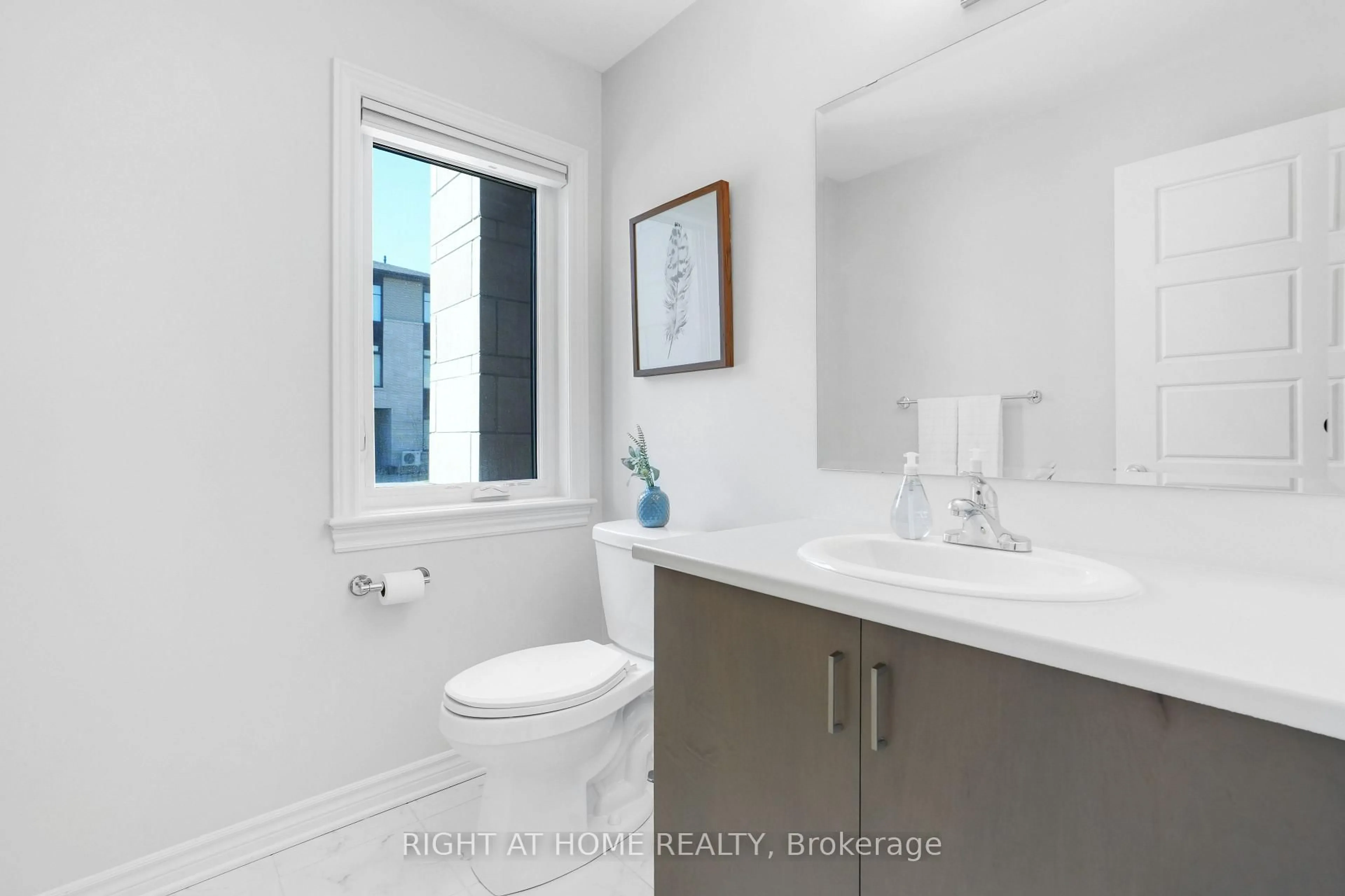 Standard bathroom, ceramic/tile floor for 554 Labrador Cres, Ottawa Ontario K1T 0R4
