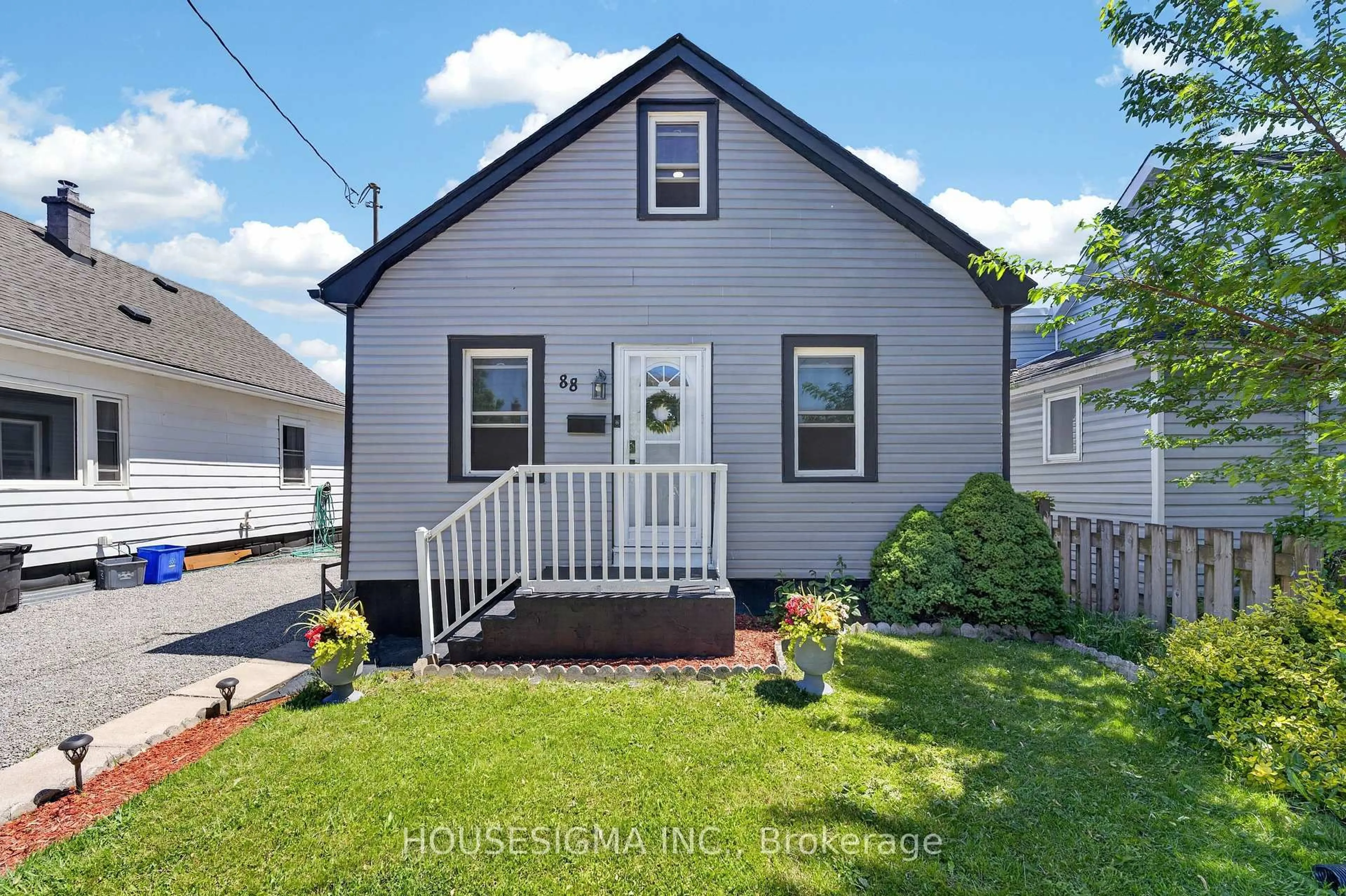 Home with vinyl exterior material, street for 88 Page St, St. Catharines Ontario L2R 4A9
